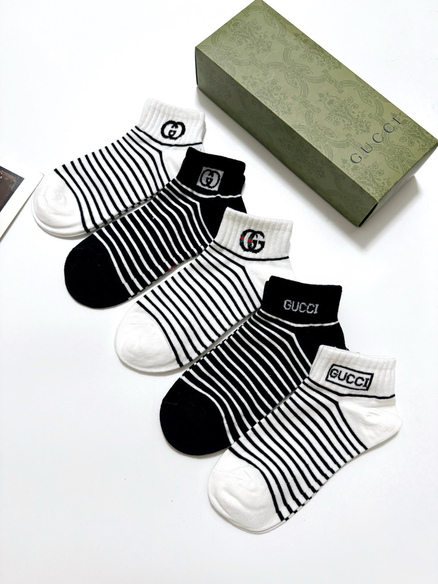  配包装
🌟【一盒5双】
 🌟Gucci 古琦 经典字母logo 纯棉船袜   ，ins超火爆条纹短袜，