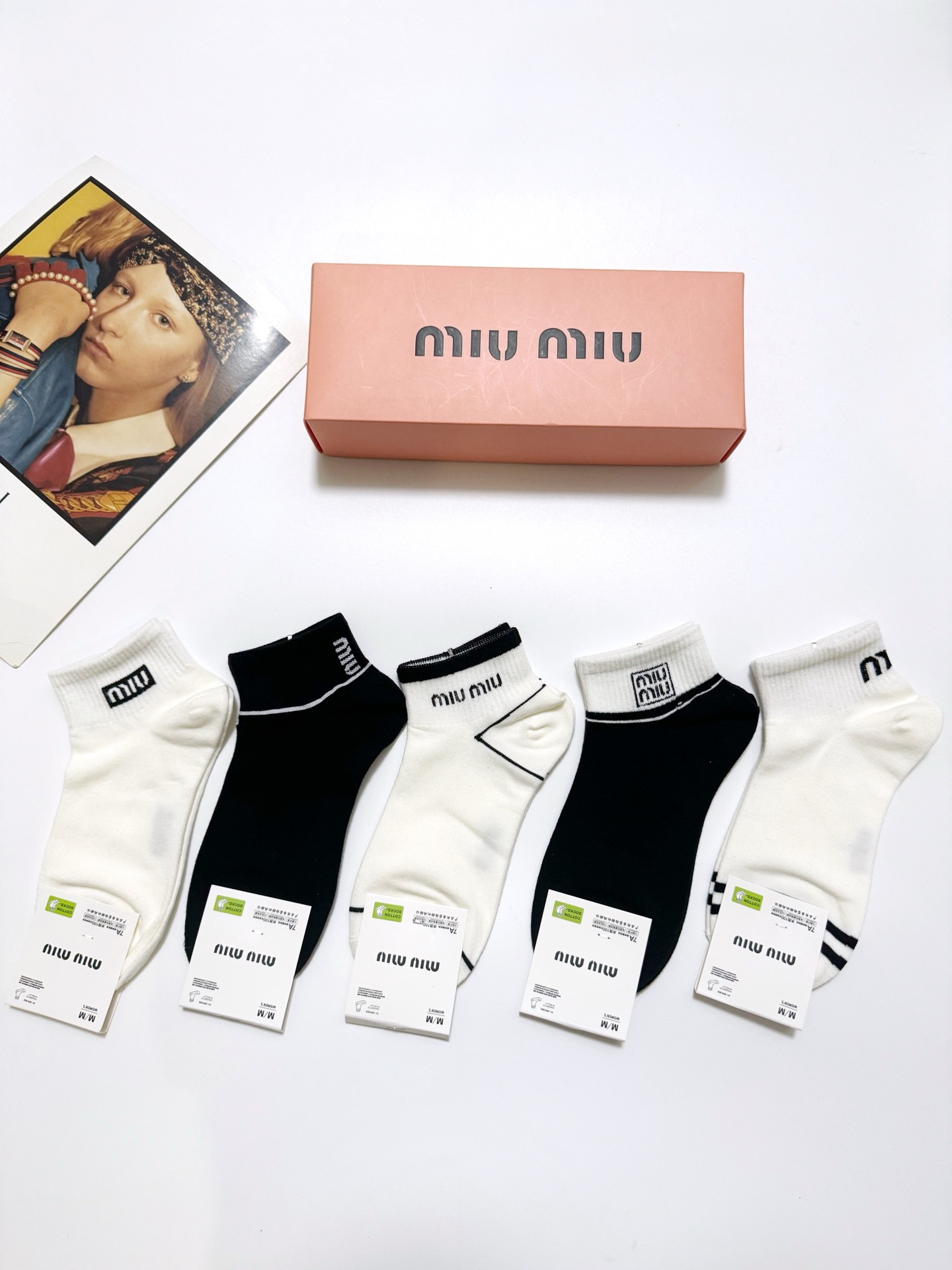  配包装
🌟【一盒5 双】
 🌟缪缪 miumiu 经典字母logo 纯棉短袜   ，ins超火爆短袜，