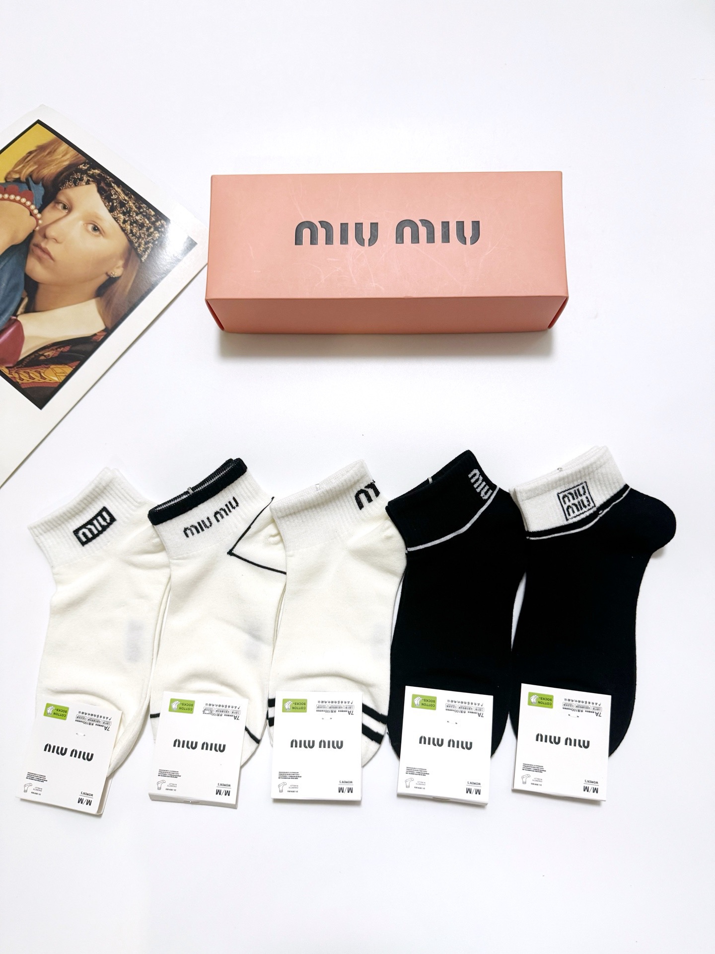  配包装
🌟【一盒5 双】
 🌟缪缪 miumiu 经典字母logo 纯棉短袜   ，ins超火爆短袜，