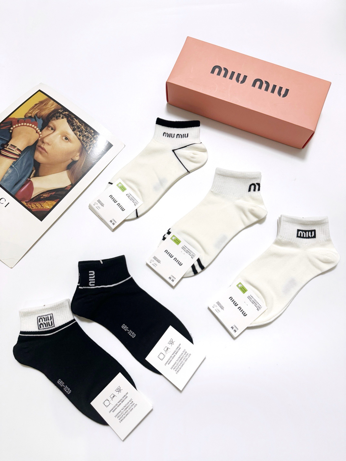 配包装
🌟【一盒5 双】
 🌟缪缪 miumiu 经典字母logo 纯棉短袜   ，ins超火爆短袜，