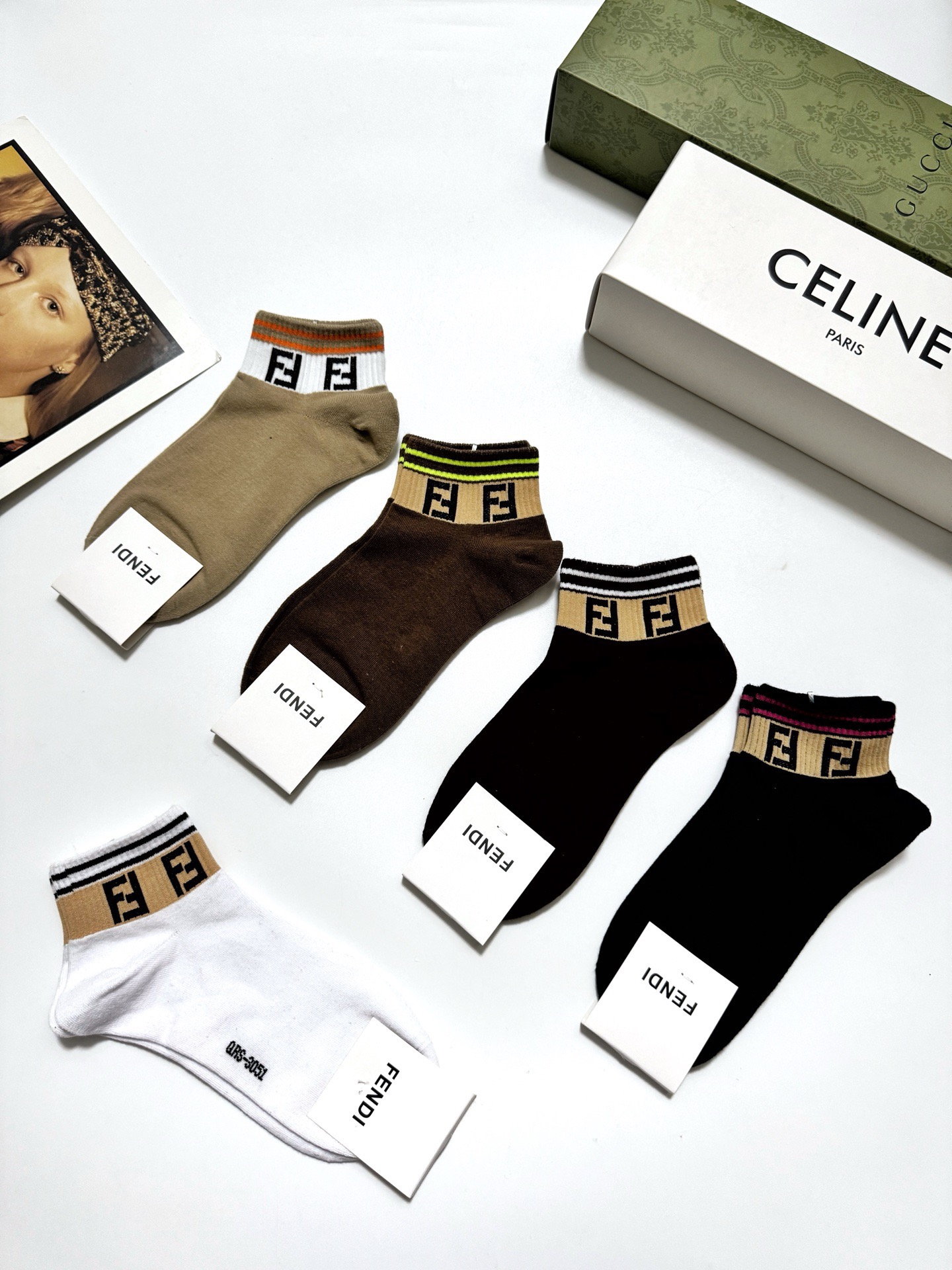  配包装
🌟【一盒5 双】
 🌟芬迪FENDI 经典字母logo 纯棉短袜   ，ins超火爆短袜，纯棉