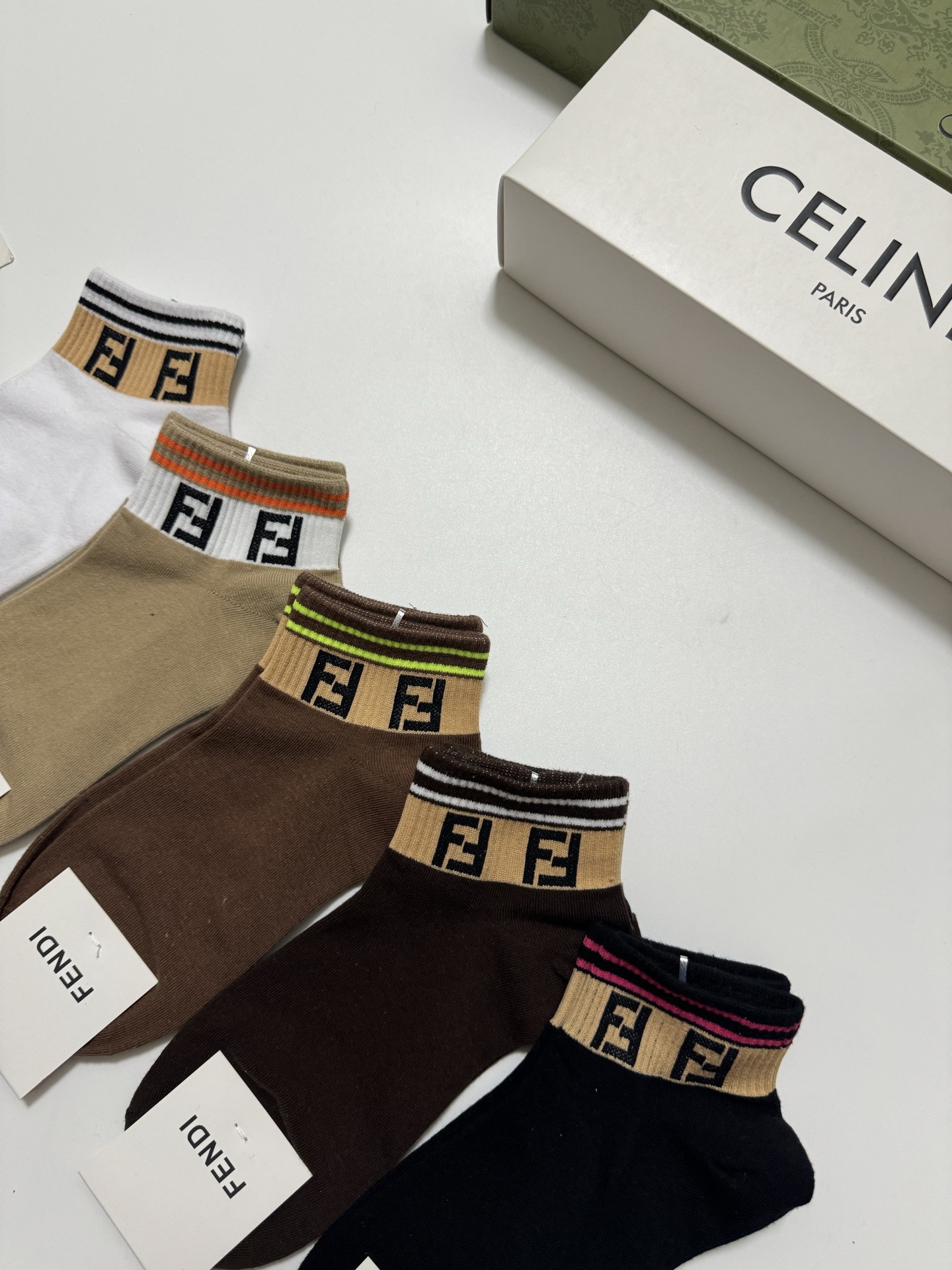  配包装
🌟【一盒5 双】
 🌟芬迪FENDI 经典字母logo 纯棉短袜   ，ins超火爆短袜，纯棉