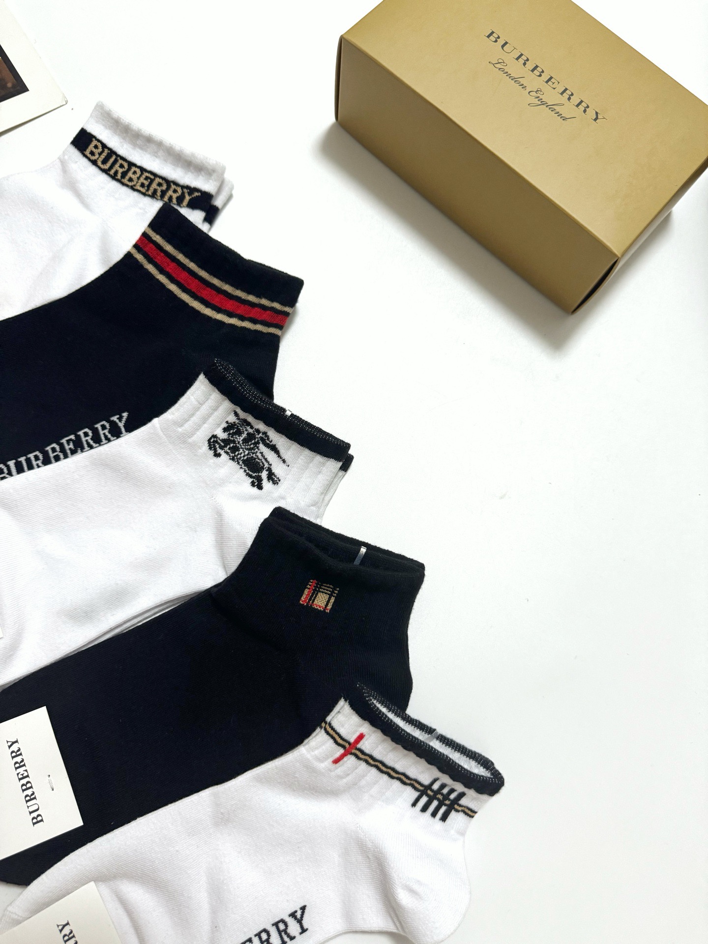  配包装
🌟【一盒5 双】
 🌟Burberry 巴宝莉 经典字母logo 纯棉短袜   ，ins超火爆