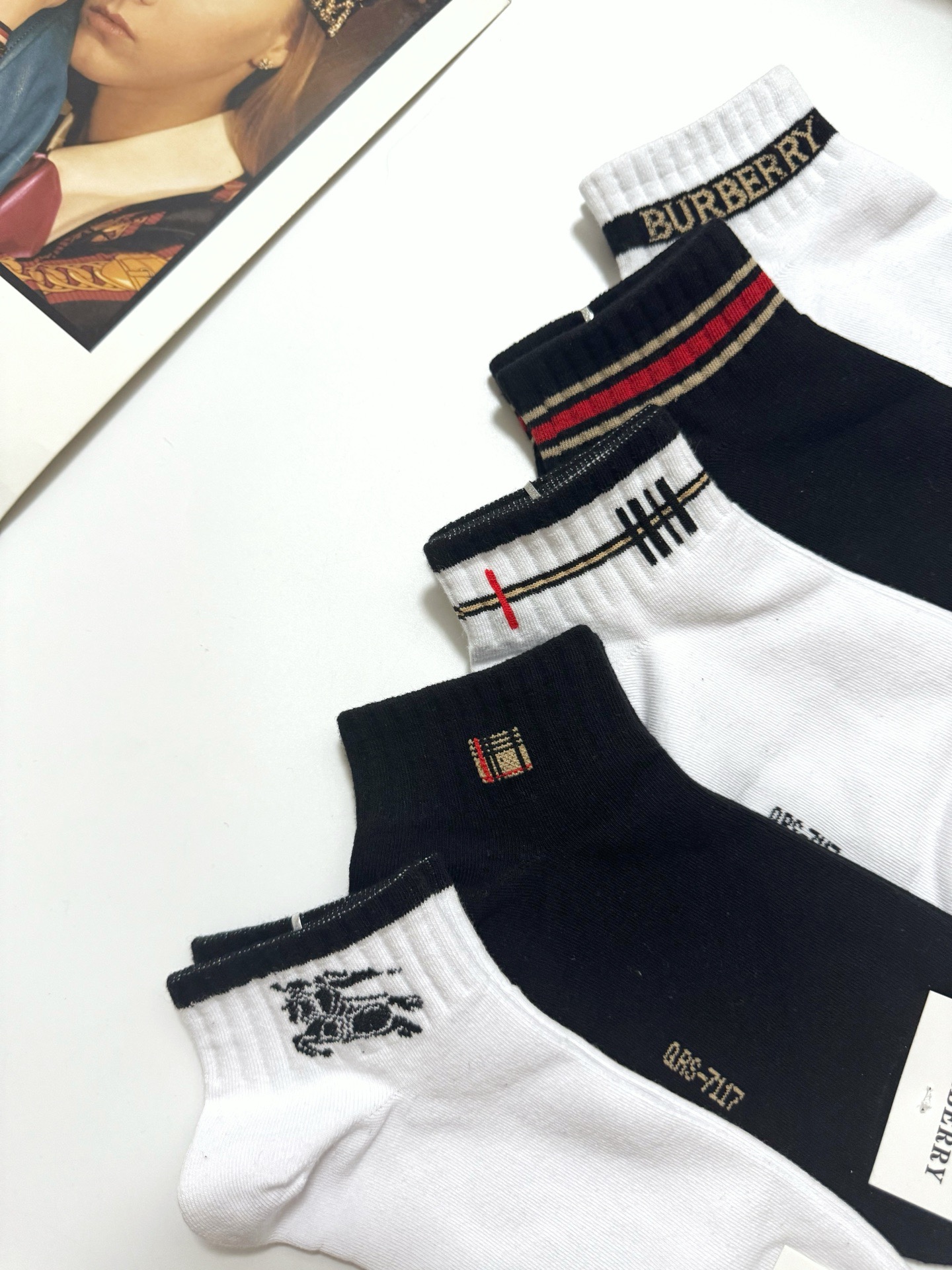  配包装
🌟【一盒5 双】
 🌟Burberry 巴宝莉 经典字母logo 纯棉短袜   ，ins超火爆