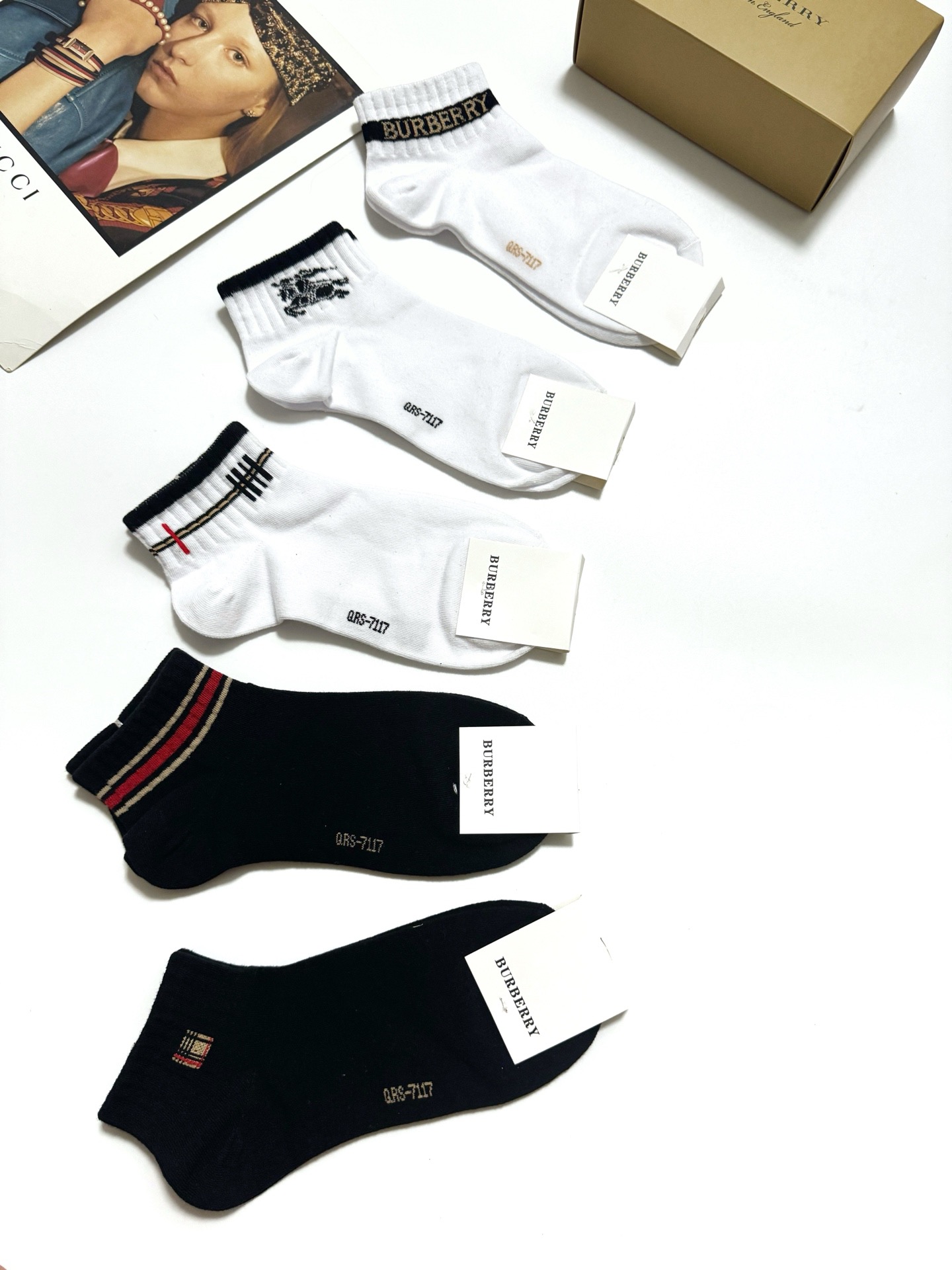  配包装
🌟【一盒5 双】
 🌟Burberry 巴宝莉 经典字母logo 纯棉短袜   ，ins超火爆