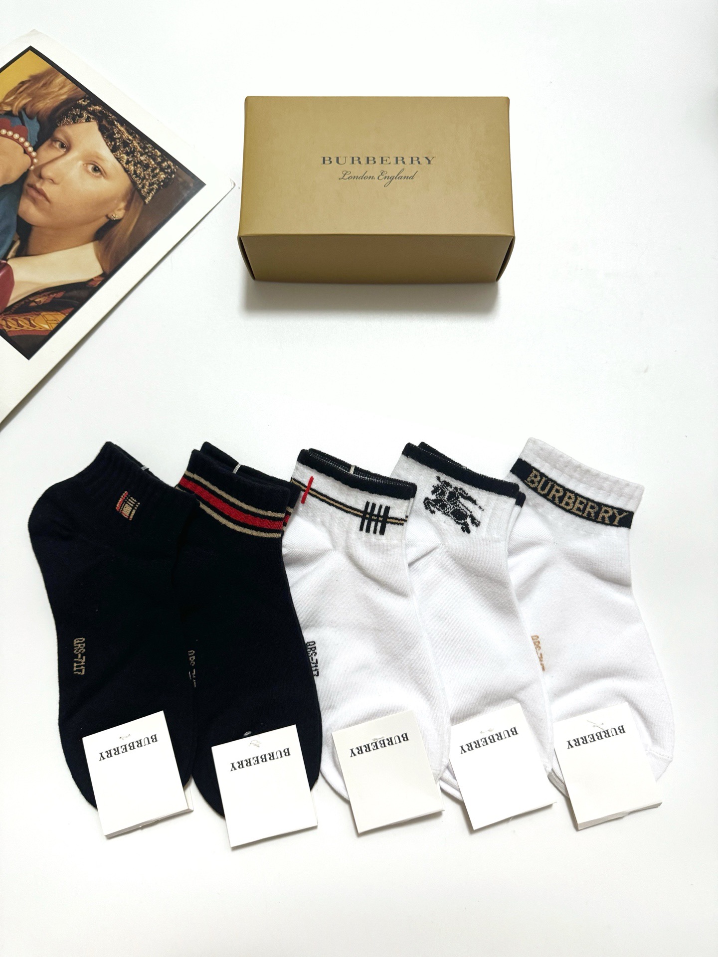  配包装
🌟【一盒5 双】
 🌟Burberry 巴宝莉 经典字母logo 纯棉短袜   ，ins超火爆