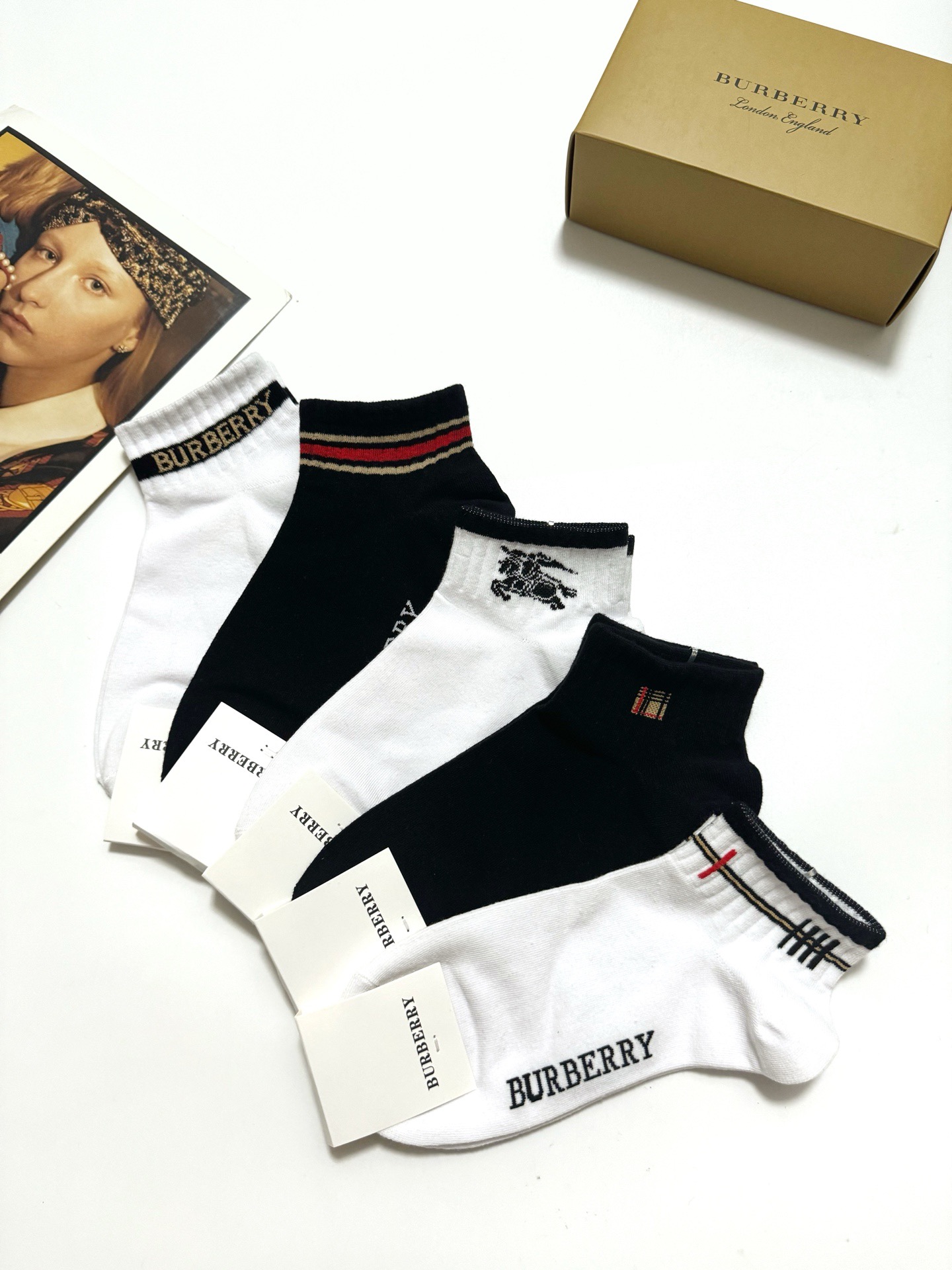  配包装
🌟【一盒5 双】
 🌟Burberry 巴宝莉 经典字母logo 纯棉短袜   ，ins超火爆