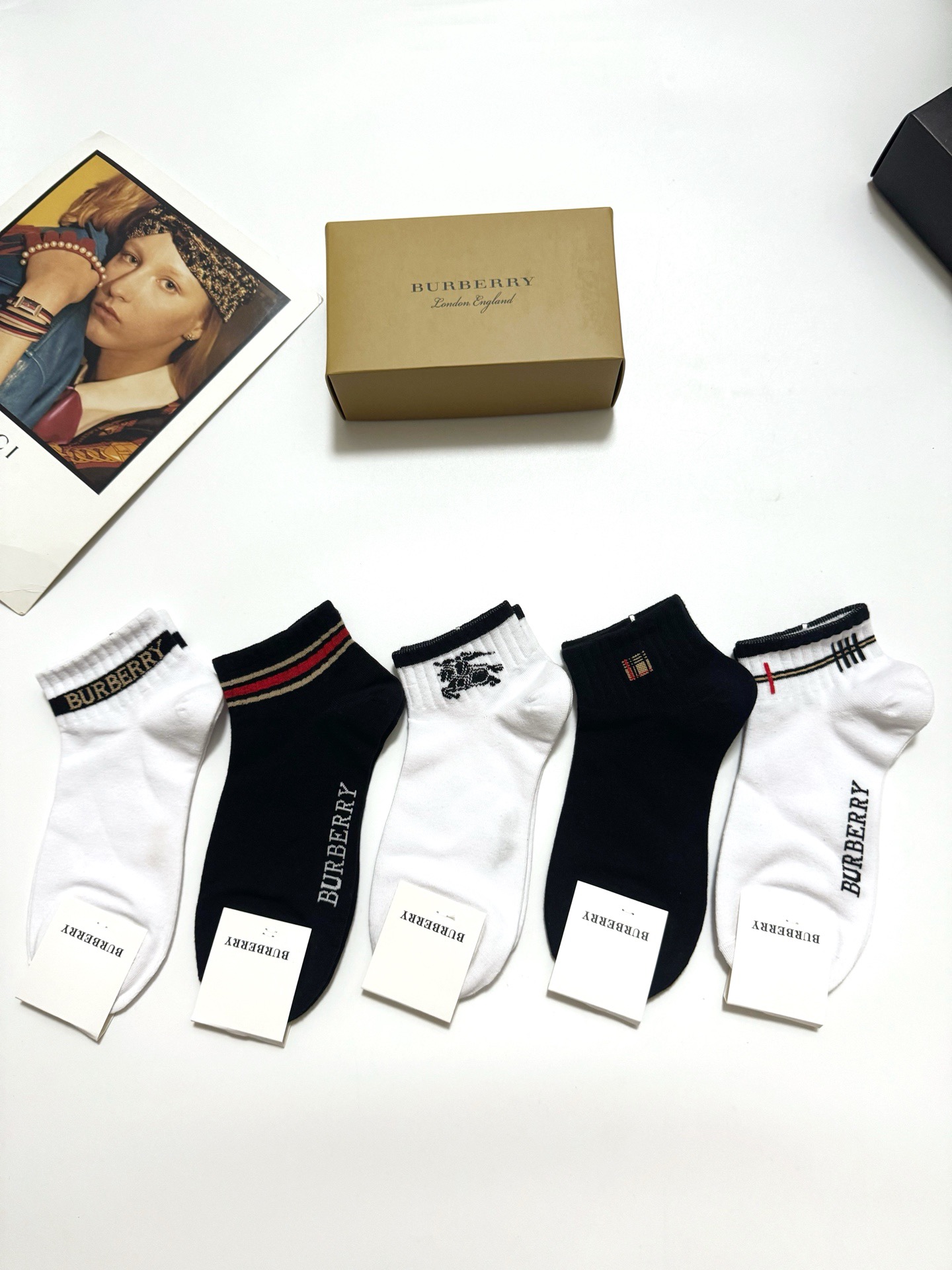  配包装
🌟【一盒5 双】
 🌟Burberry 巴宝莉 经典字母logo 纯棉短袜   ，ins超火爆