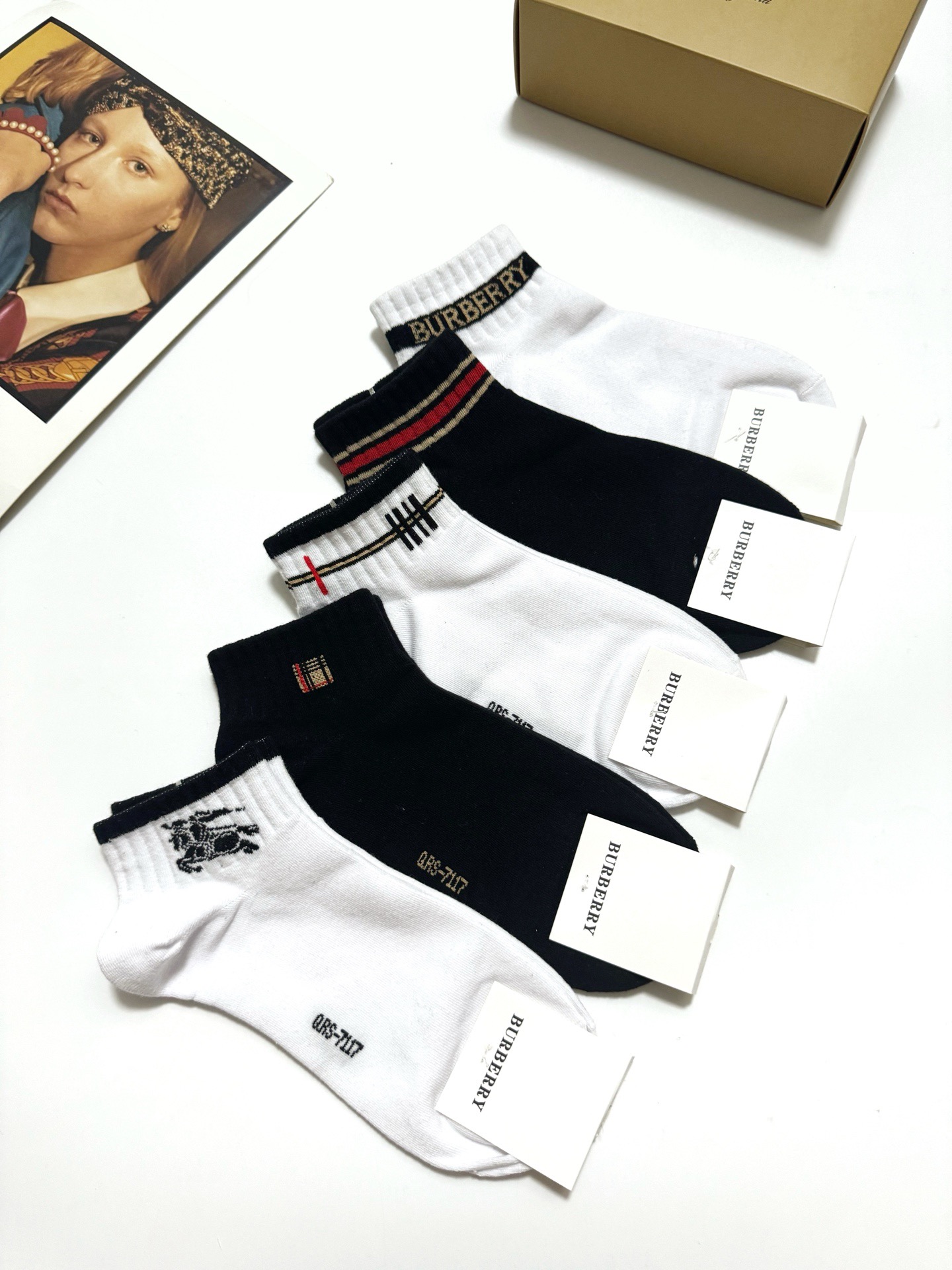  配包装
🌟【一盒5 双】
 🌟Burberry 巴宝莉 经典字母logo 纯棉短袜   ，ins超火爆