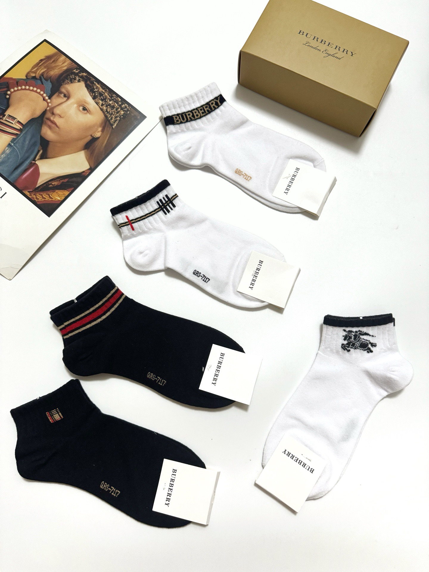  配包装
🌟【一盒5 双】
 🌟Burberry 巴宝莉 经典字母logo 纯棉短袜   ，ins超火爆