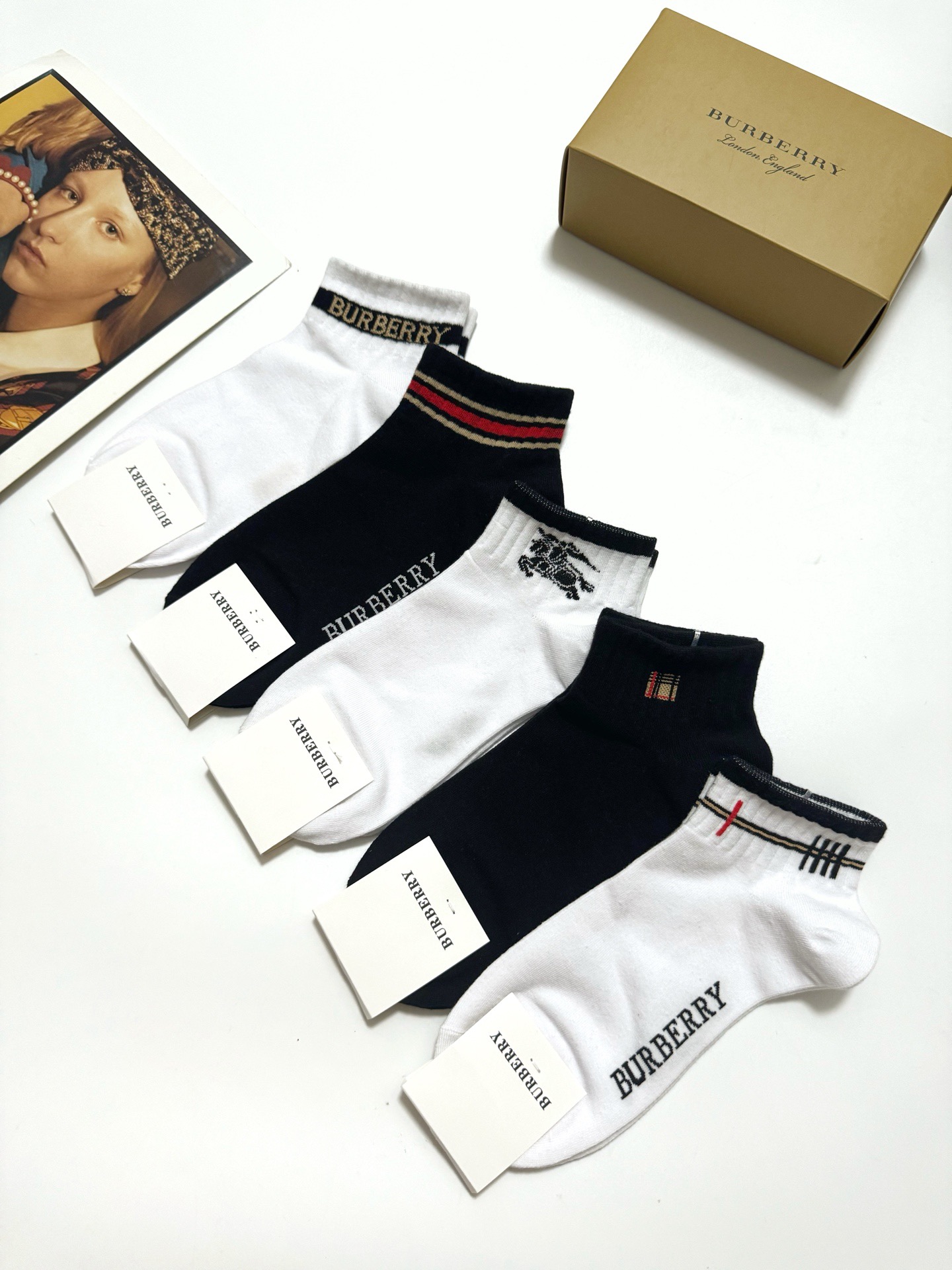  配包装
🌟【一盒5 双】
 🌟Burberry 巴宝莉 经典字母logo 纯棉短袜   ，ins超火爆