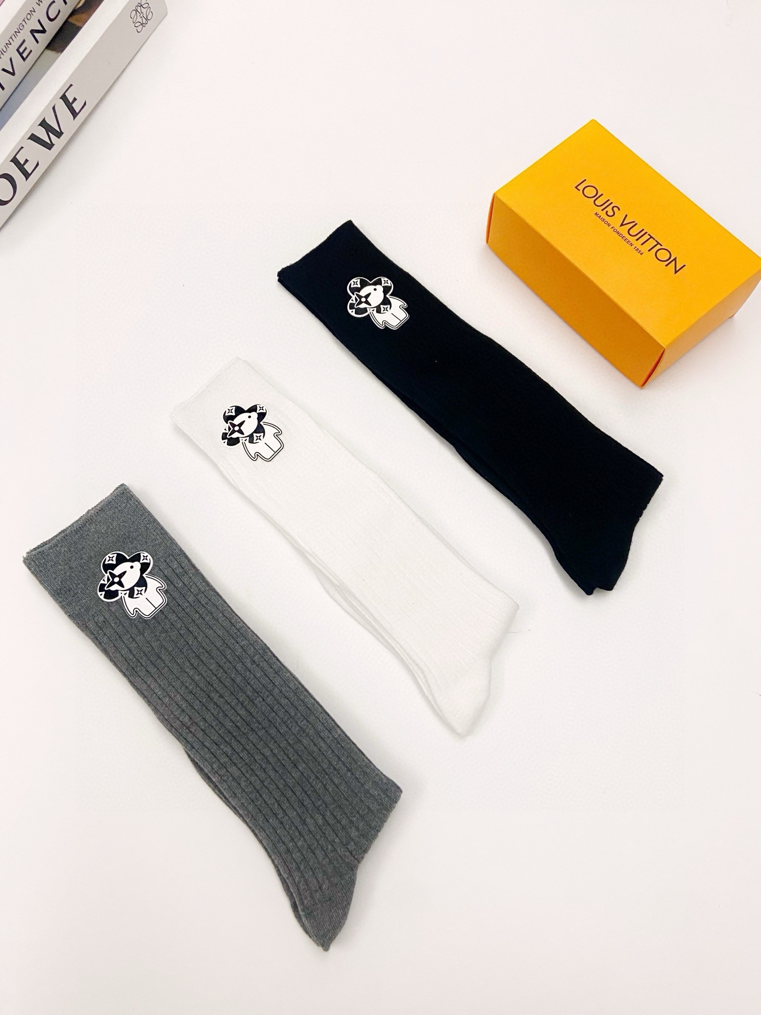  配包装
🌟【一盒一双】
🌟LV 路易威登 经典字母logo纯棉长筒袜  小腿袜
🌟重工装饰个性时尚
🌟