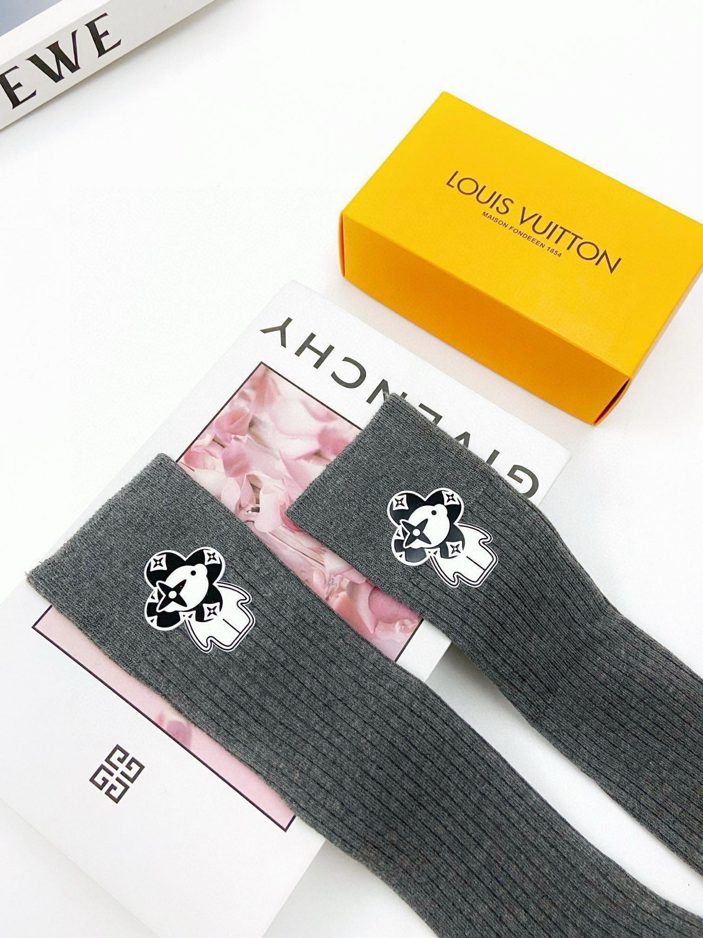  配包装
🌟【一盒一双】
🌟LV 路易威登 经典字母logo纯棉长筒袜  小腿袜
🌟重工装饰个性时尚
🌟