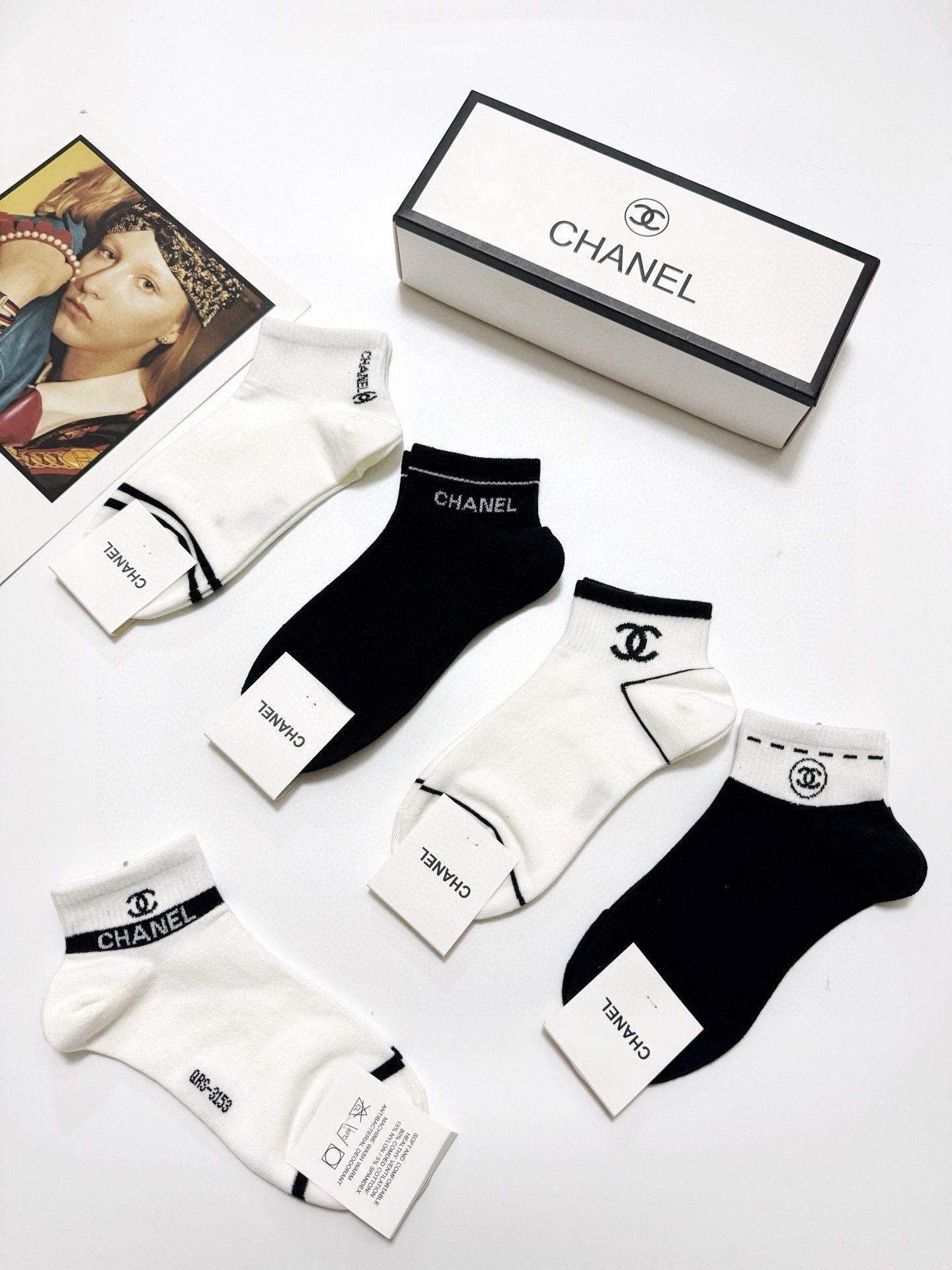  配包装
🌟【一盒5 双】
 🌟Chanel 香奈儿 经典字母logo 纯棉短袜   ，ins超火爆短袜