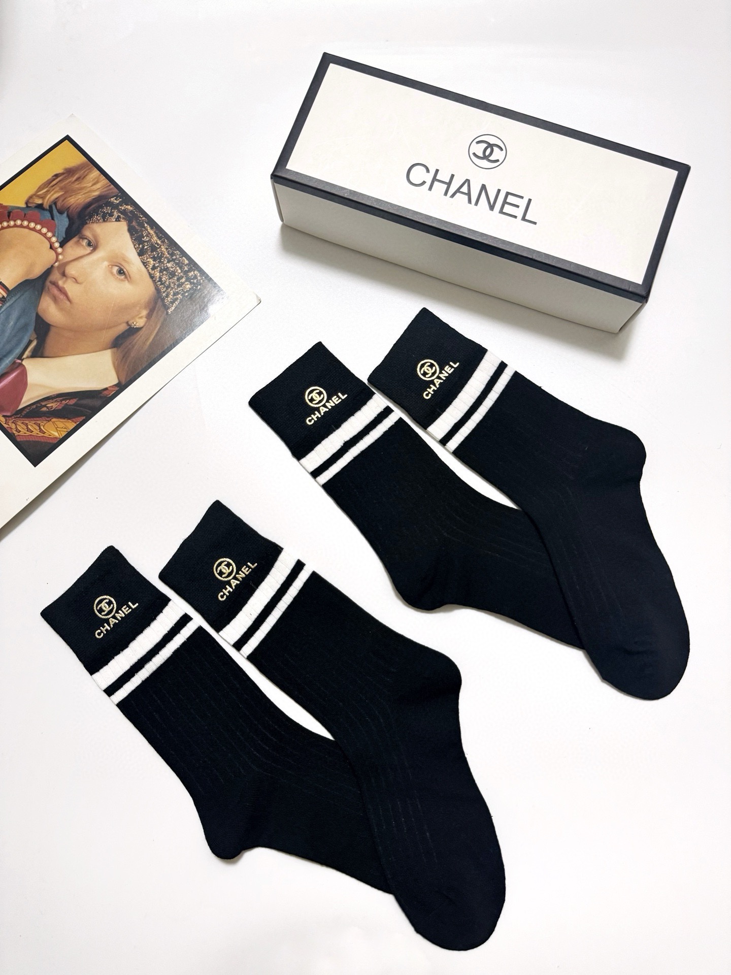  配包装
🌟【一盒2双】
 🌟Chanel 香奈儿 经典字母logo纯棉 中筒袜  ins超火爆红人同款