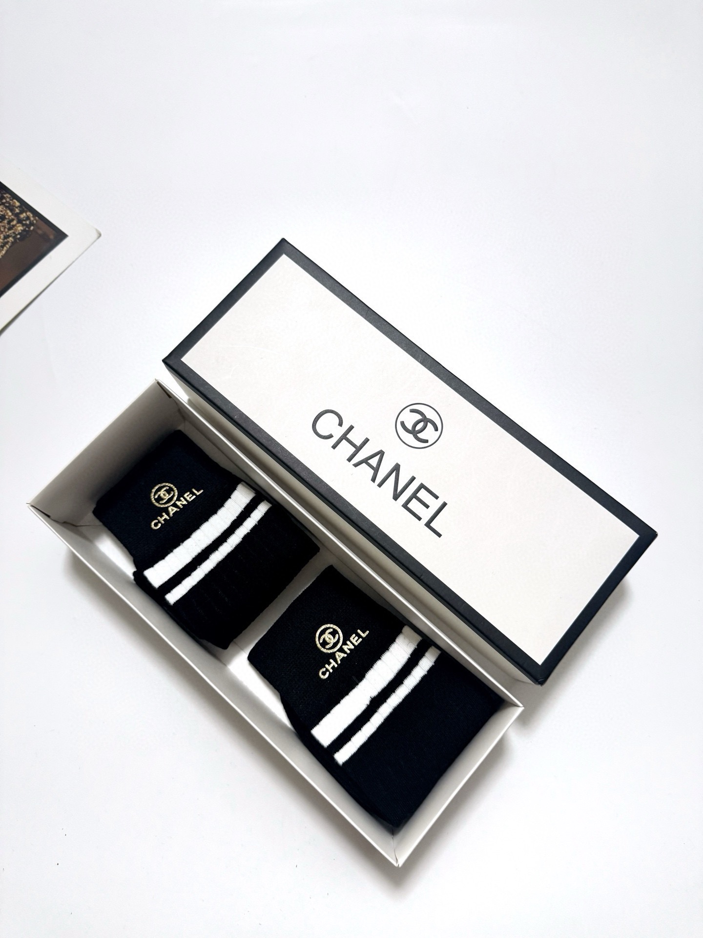  配包装
🌟【一盒2双】
 🌟Chanel 香奈儿 经典字母logo纯棉 中筒袜  ins超火爆红人同款