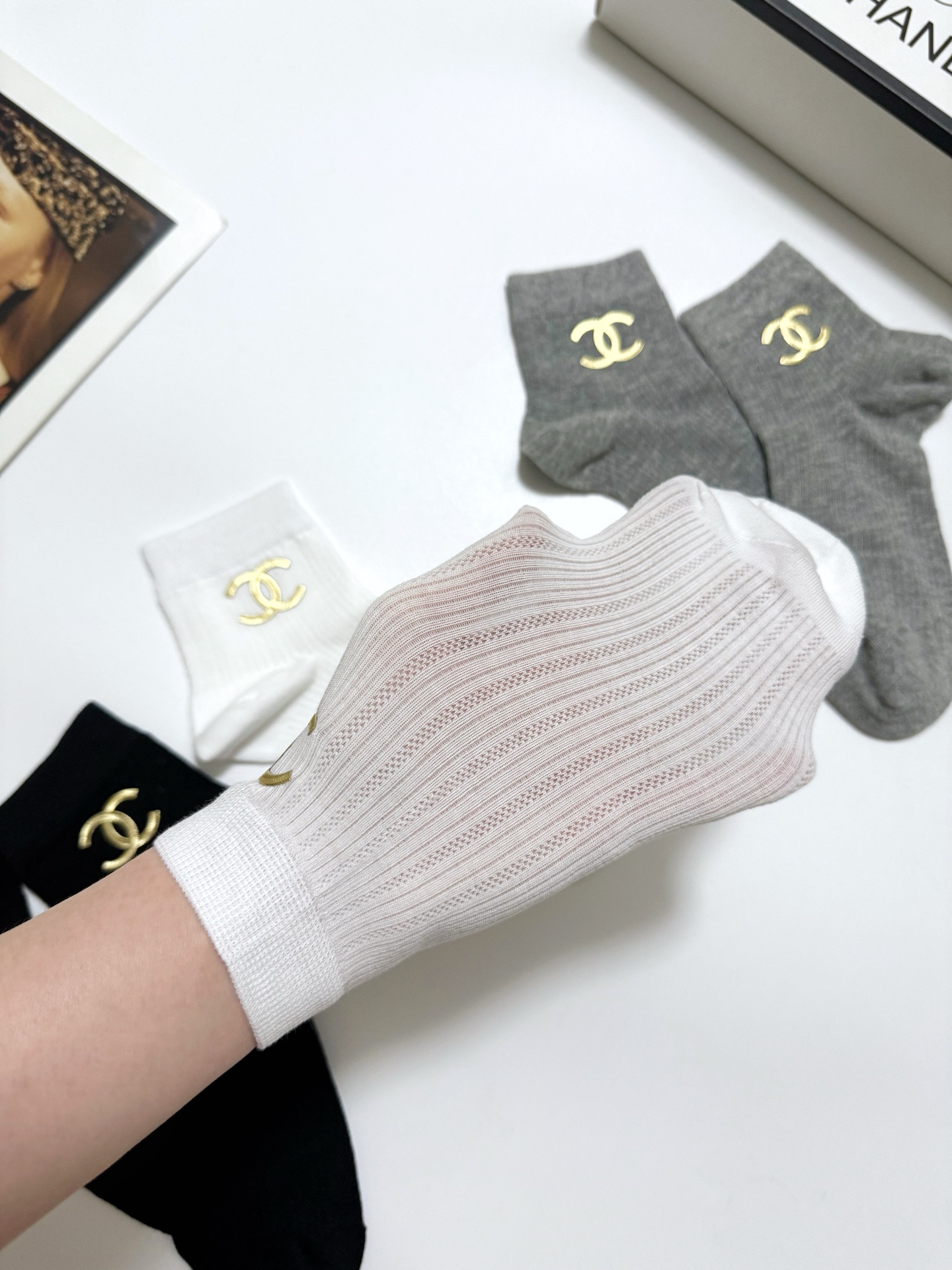 配包装
🌟【一盒3双】
 🌟Chanel 香奈儿 经典字母logo 纯棉船袜   ，ins超火爆空调袜