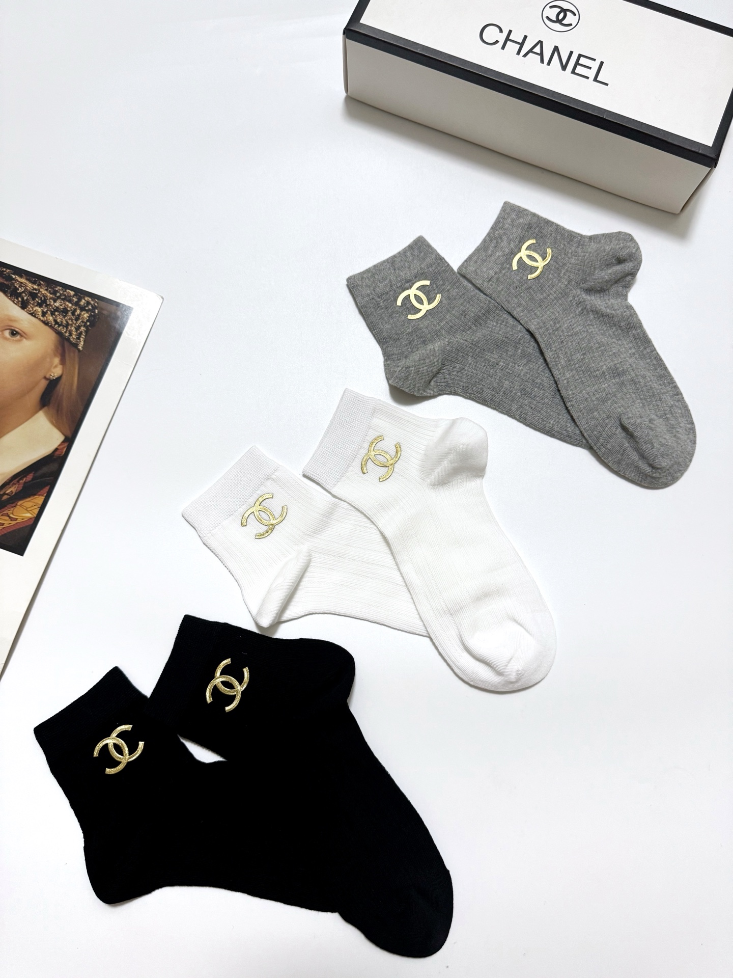  配包装
🌟【一盒3双】
 🌟Chanel 香奈儿 经典字母logo 纯棉船袜   ，ins超火爆空调袜