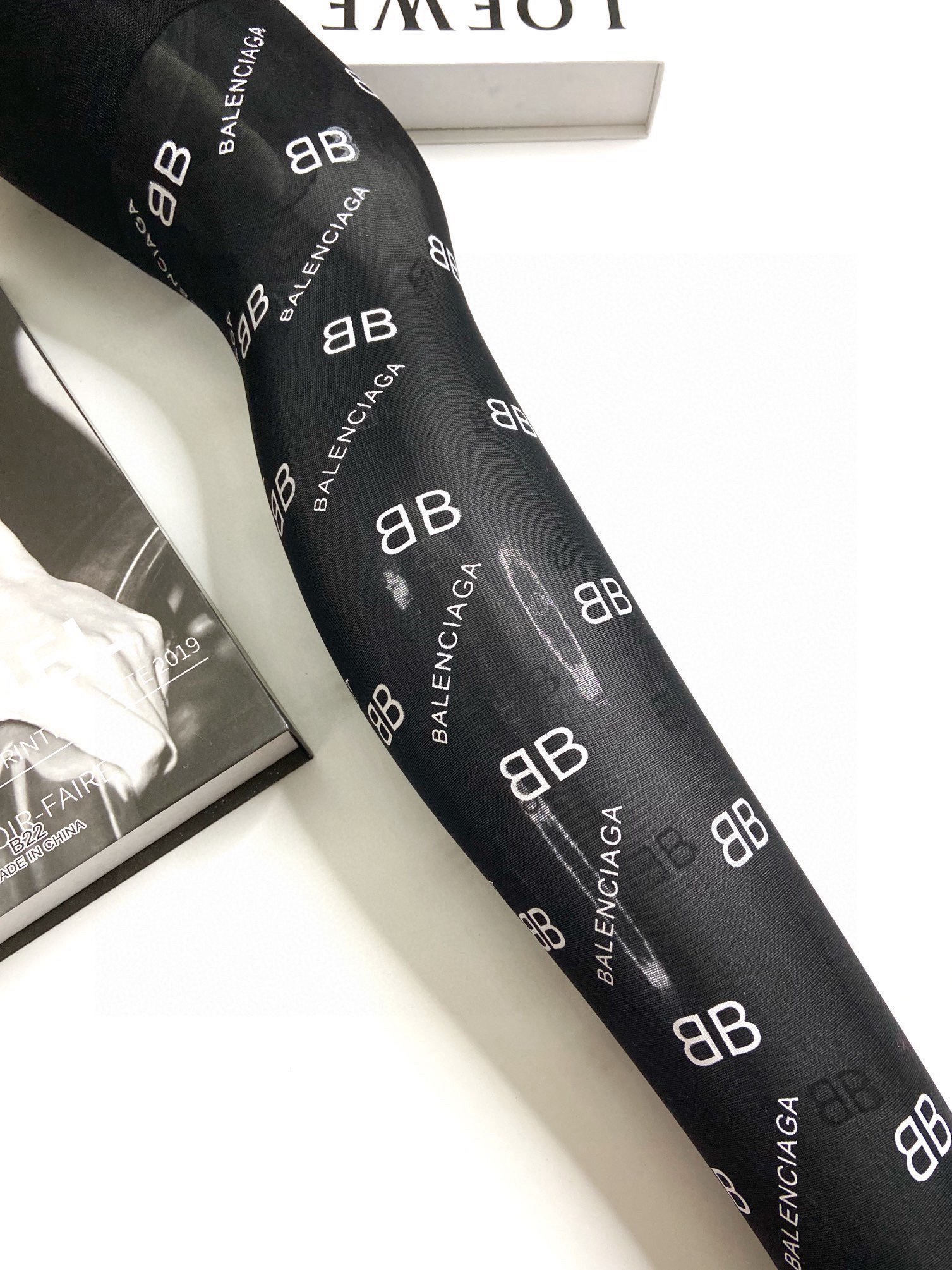  。配包装
【一盒一双】🌟Balenciaga巴黎世家印胶字母网纱丝袜 连裤袜🌟好看到爆炸 ，欧美大牌丝