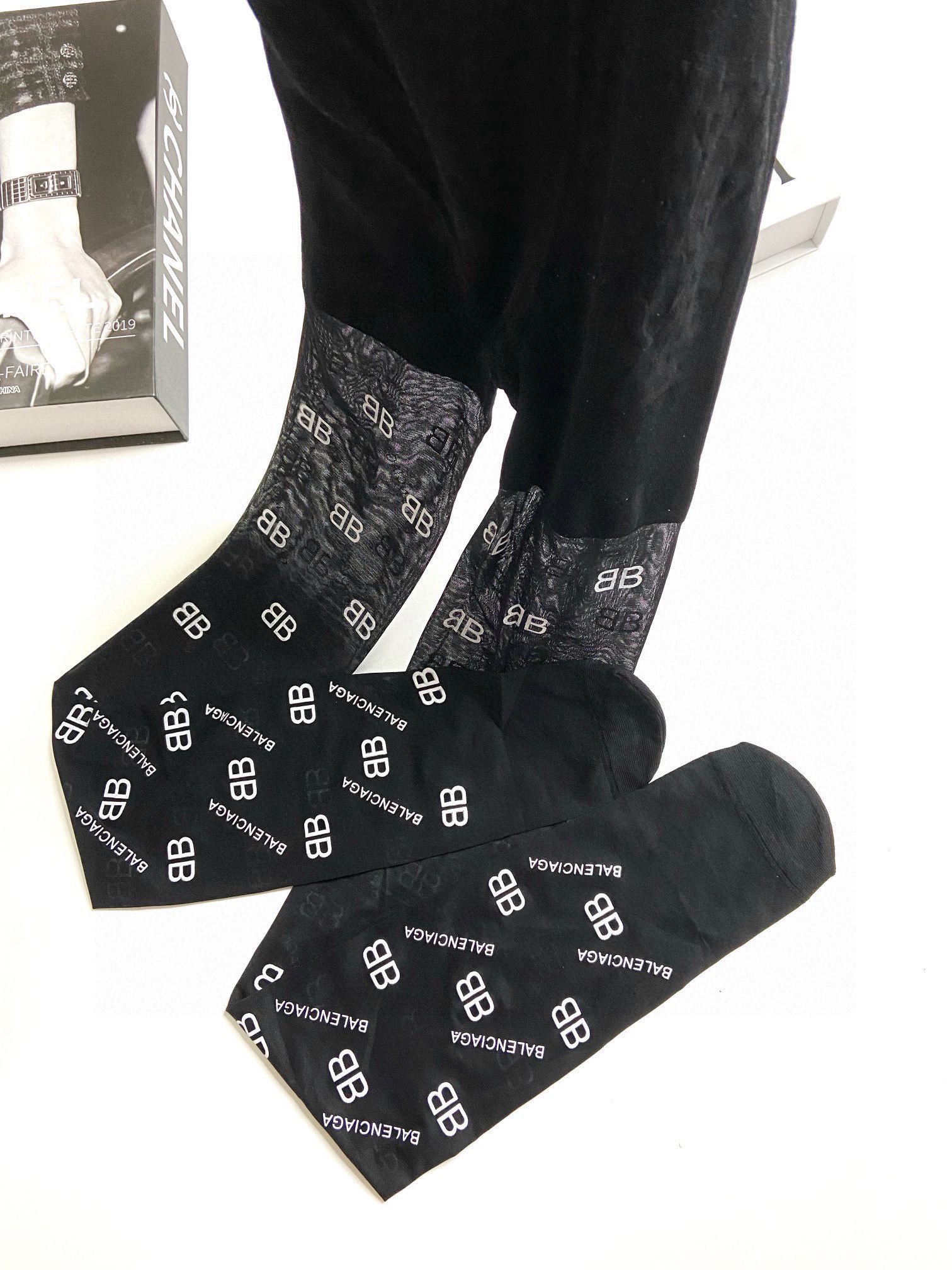  。配包装
【一盒一双】🌟Balenciaga巴黎世家印胶字母网纱丝袜 连裤袜🌟好看到爆炸 ，欧美大牌丝