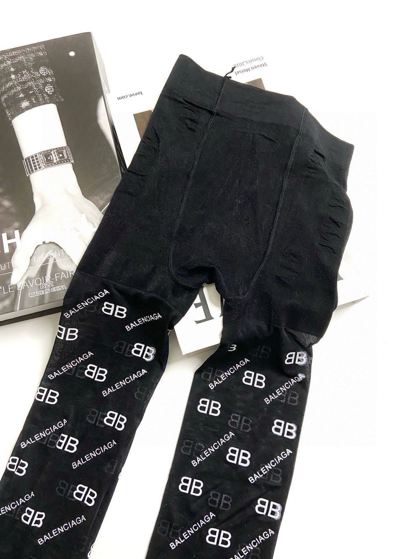  。配包装
【一盒一双】🌟Balenciaga巴黎世家印胶字母网纱丝袜 连裤袜🌟好看到爆炸 ，欧美大牌丝