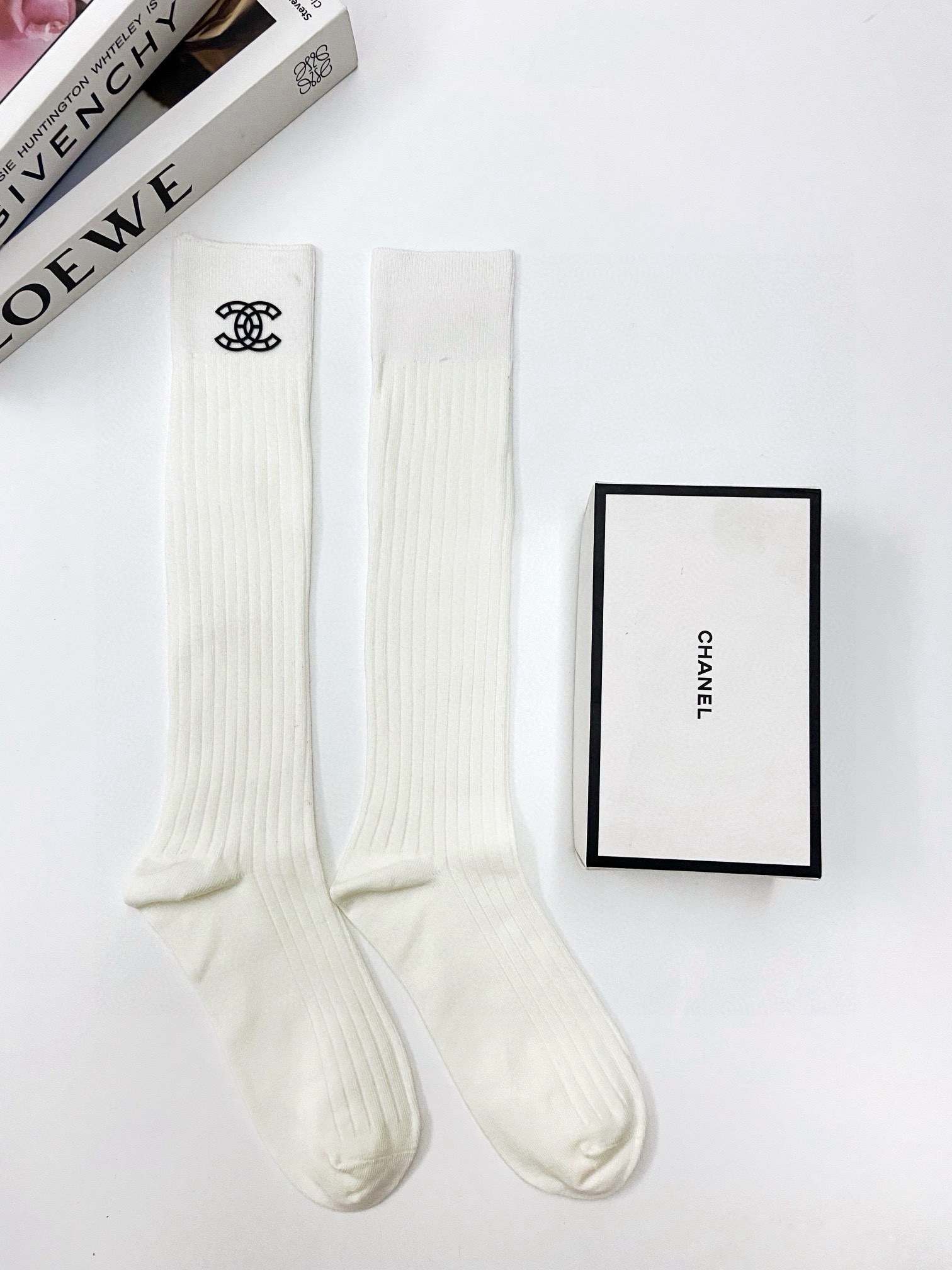   配包装
🌟【一盒一双】
🌟Chanel 香奈儿 经典双C字母logo纯棉长筒袜  小腿袜
🌟ins