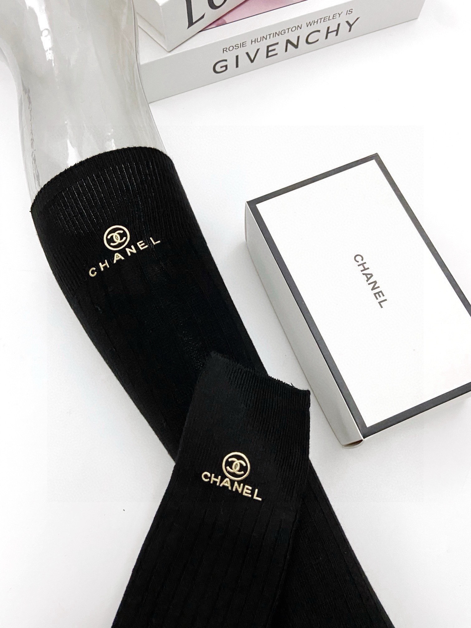    配包装
🌟【一盒一双】
🌟Chanel 香奈儿 经典双C字母logo纯棉长筒袜  小腿袜
🌟ins