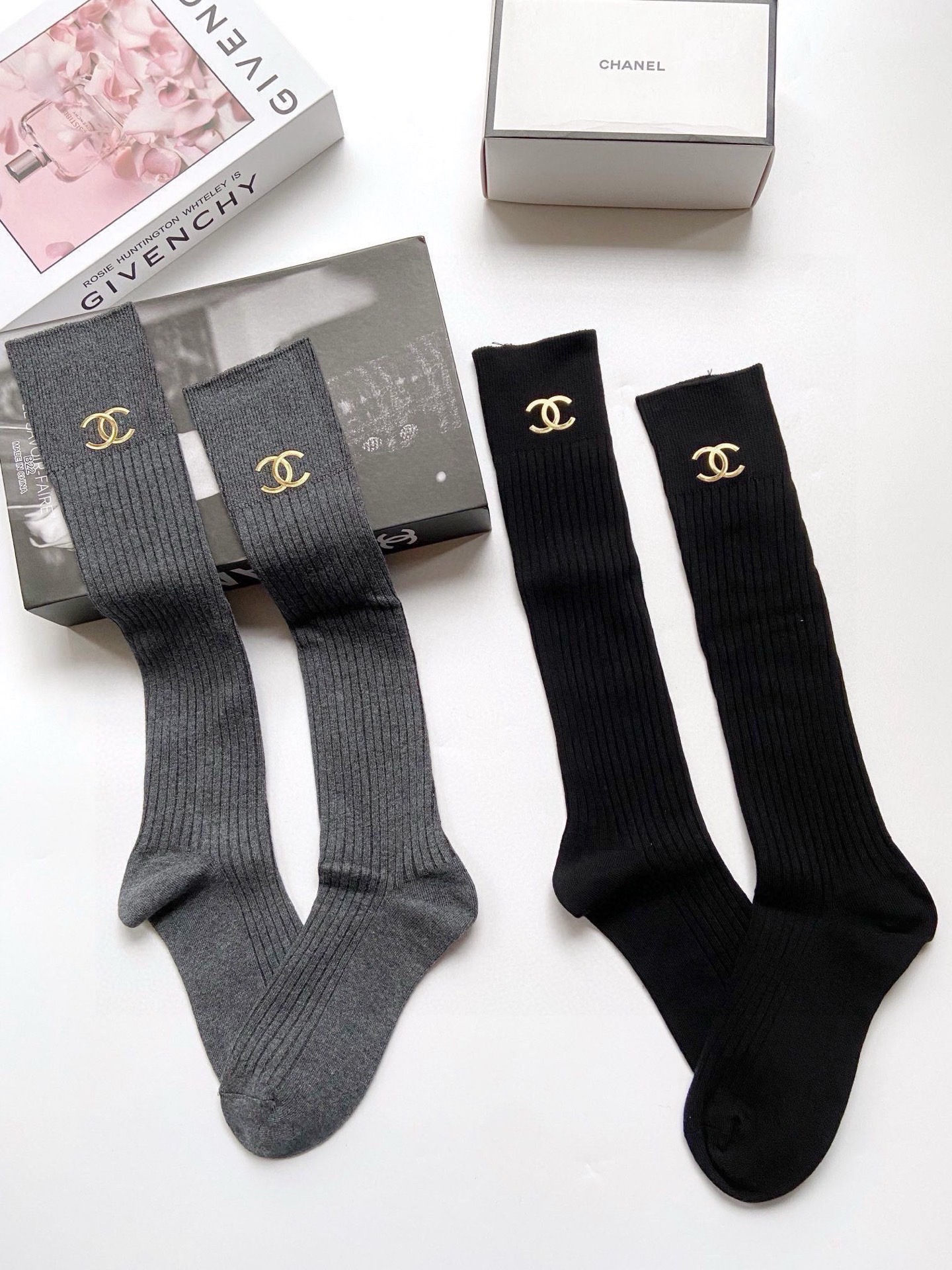    配包装
🌟【一盒一双】
🌟Chanel 香奈儿 经典双C字母logo纯棉长筒袜  小腿袜
🌟ins