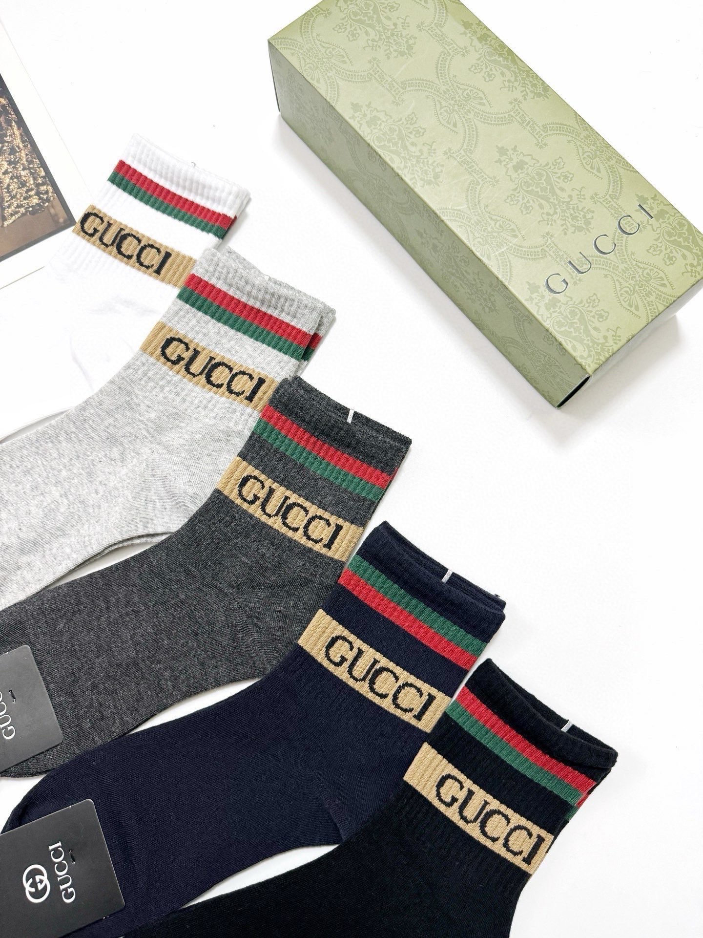  配包装
🌟【一盒5 双】
 🌟Gucci 古琦 经典字母logo 纯棉短筒袜 ，男女同款   ，ins
