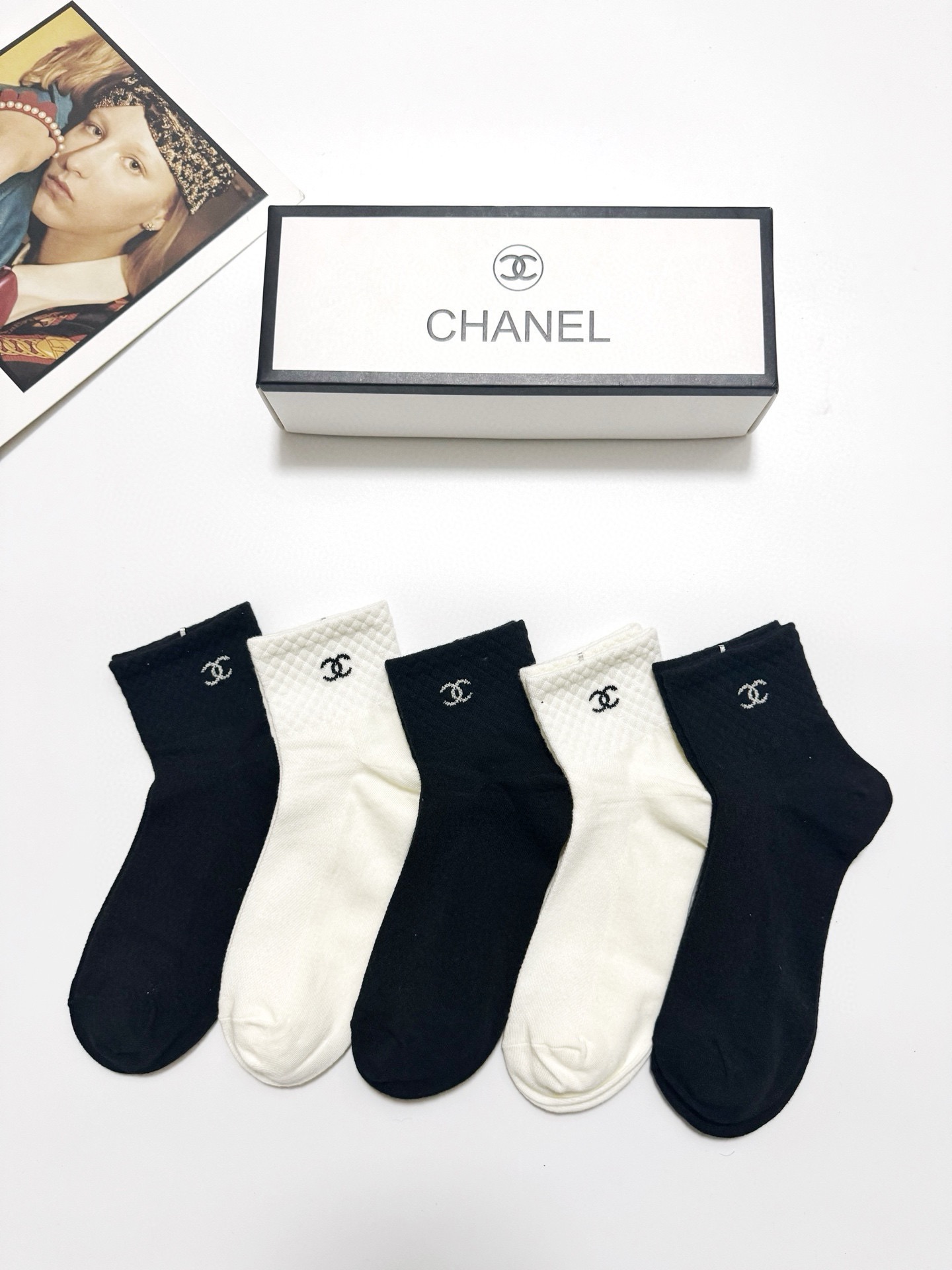  配包装
🌟【一盒5 双】
 🌟Chanel 香奈儿 经典字母logo 纯棉短筒袜 ，ins超火爆短袜，