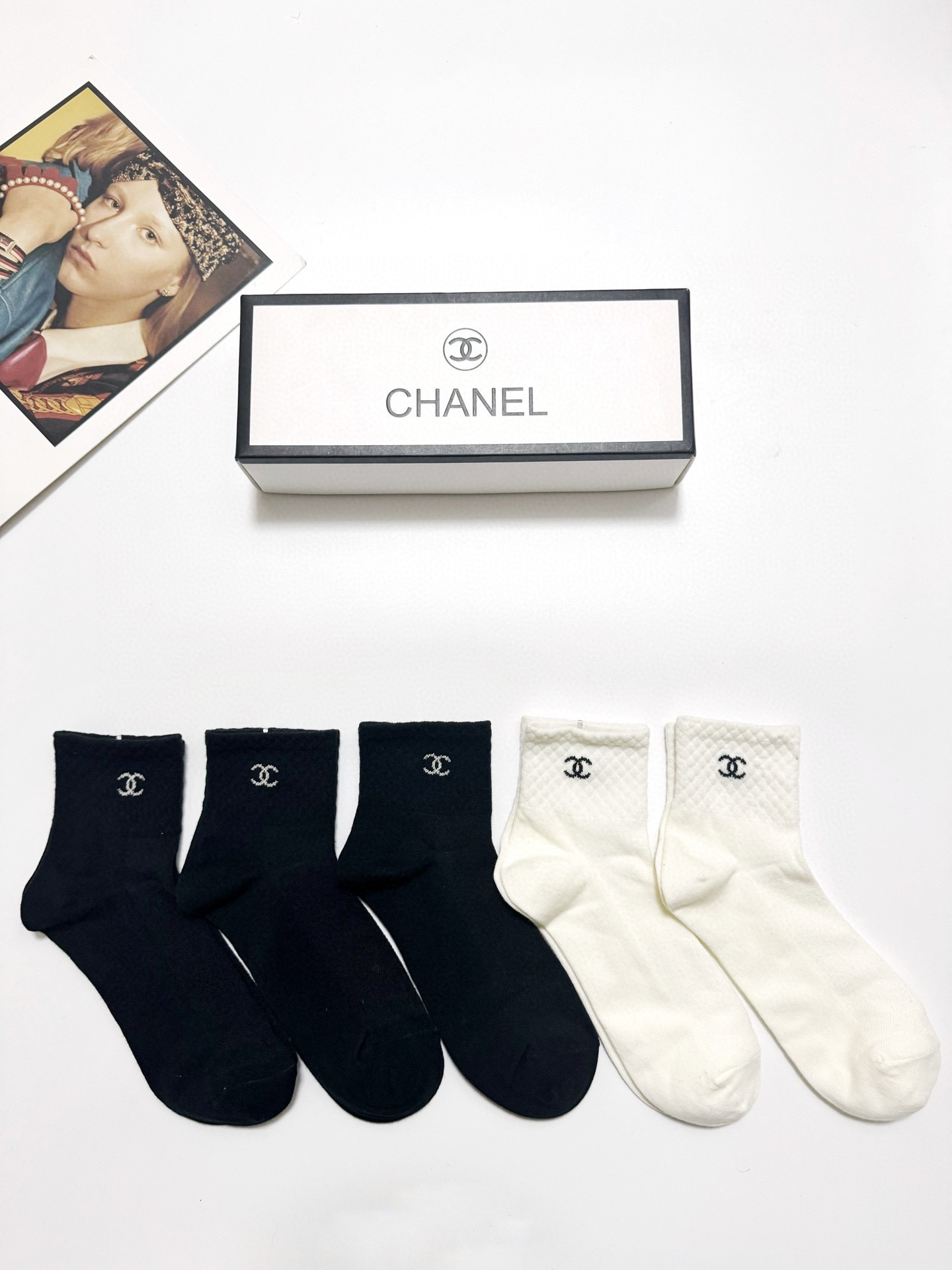  配包装
🌟【一盒5 双】
 🌟Chanel 香奈儿 经典字母logo 纯棉短筒袜 ，ins超火爆短袜，