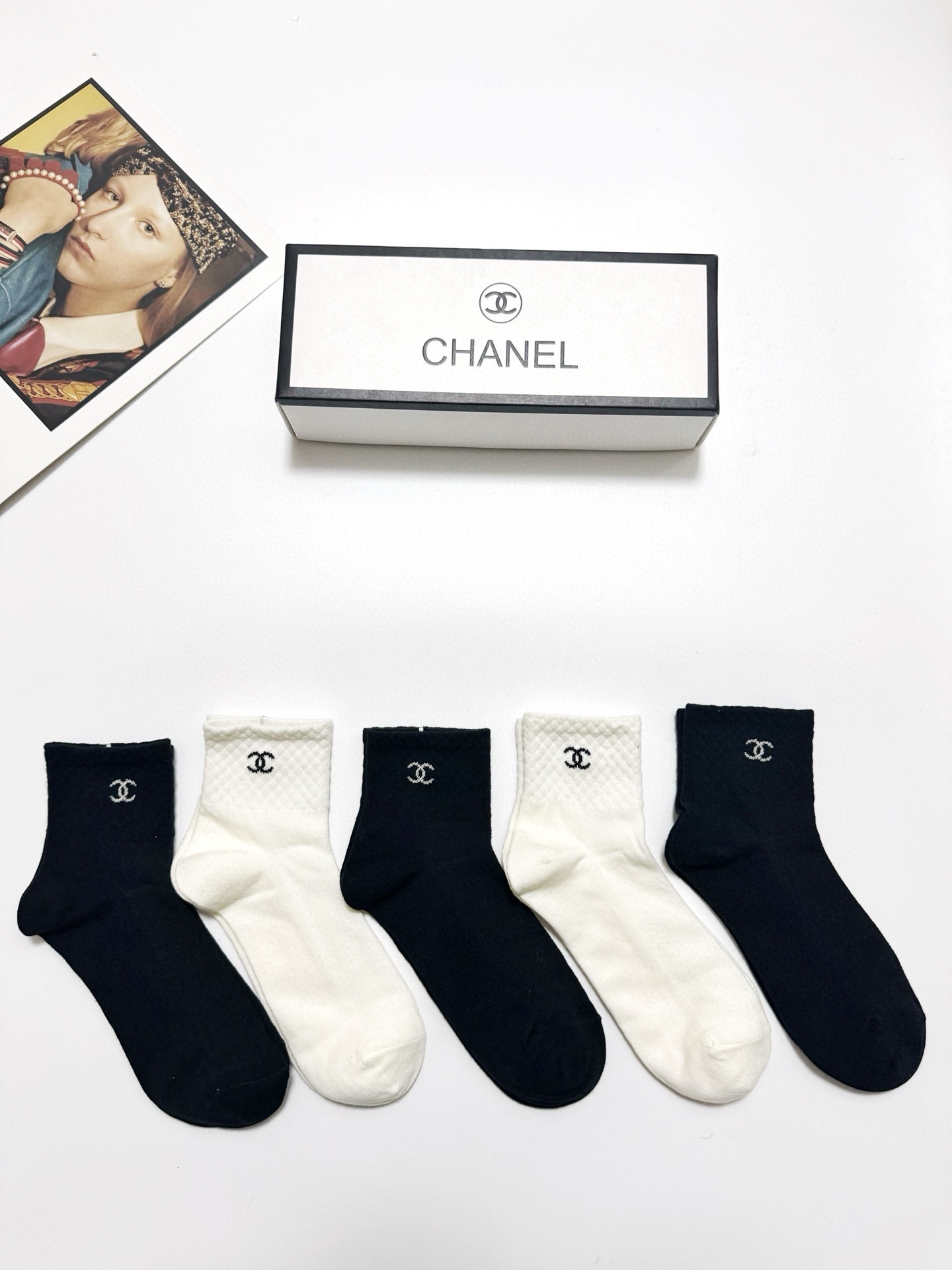  配包装
🌟【一盒5 双】
 🌟Chanel 香奈儿 经典字母logo 纯棉短筒袜 ，ins超火爆短袜，