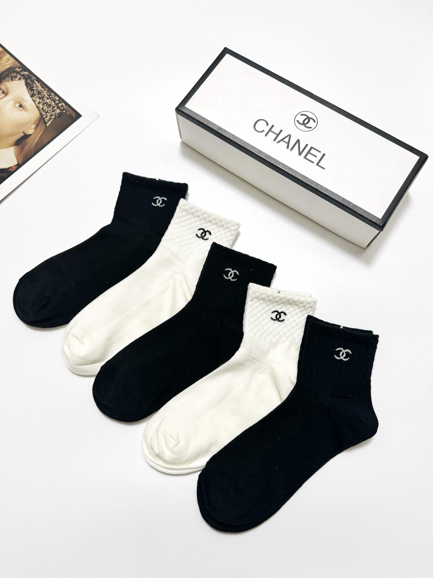  配包装
🌟【一盒5 双】
 🌟Chanel 香奈儿 经典字母logo 纯棉短筒袜 ，ins超火爆短袜，