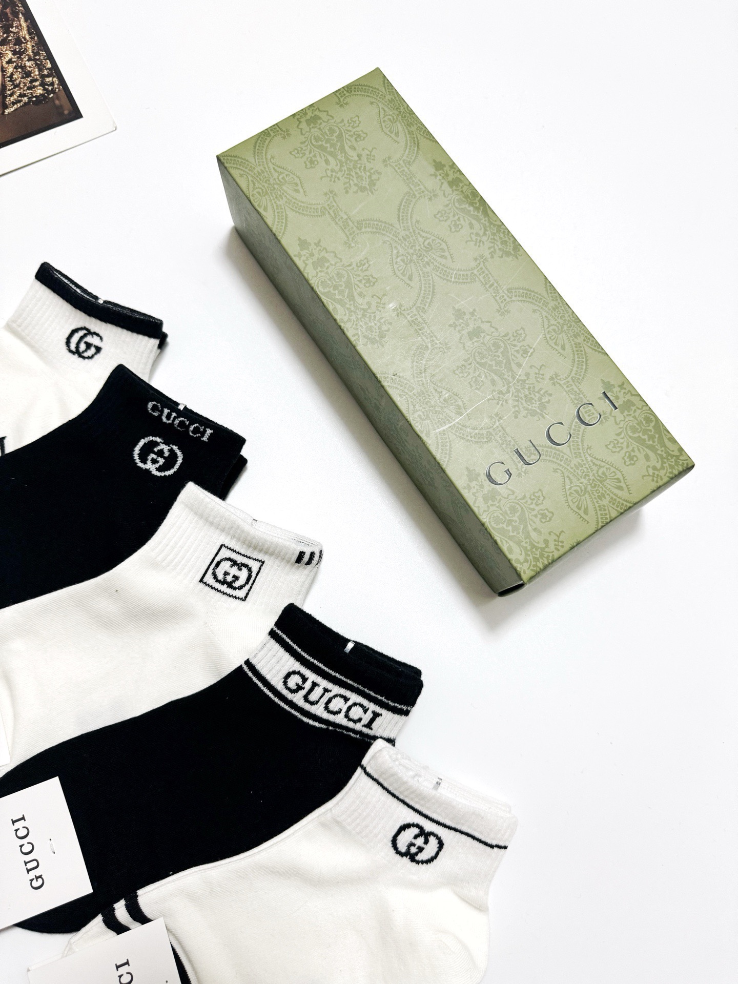  配包装
🌟【一盒5 双】
 🌟Gucci 古琦 经典字母logo 纯棉短袜 ，ins超火爆短袜，纯棉面