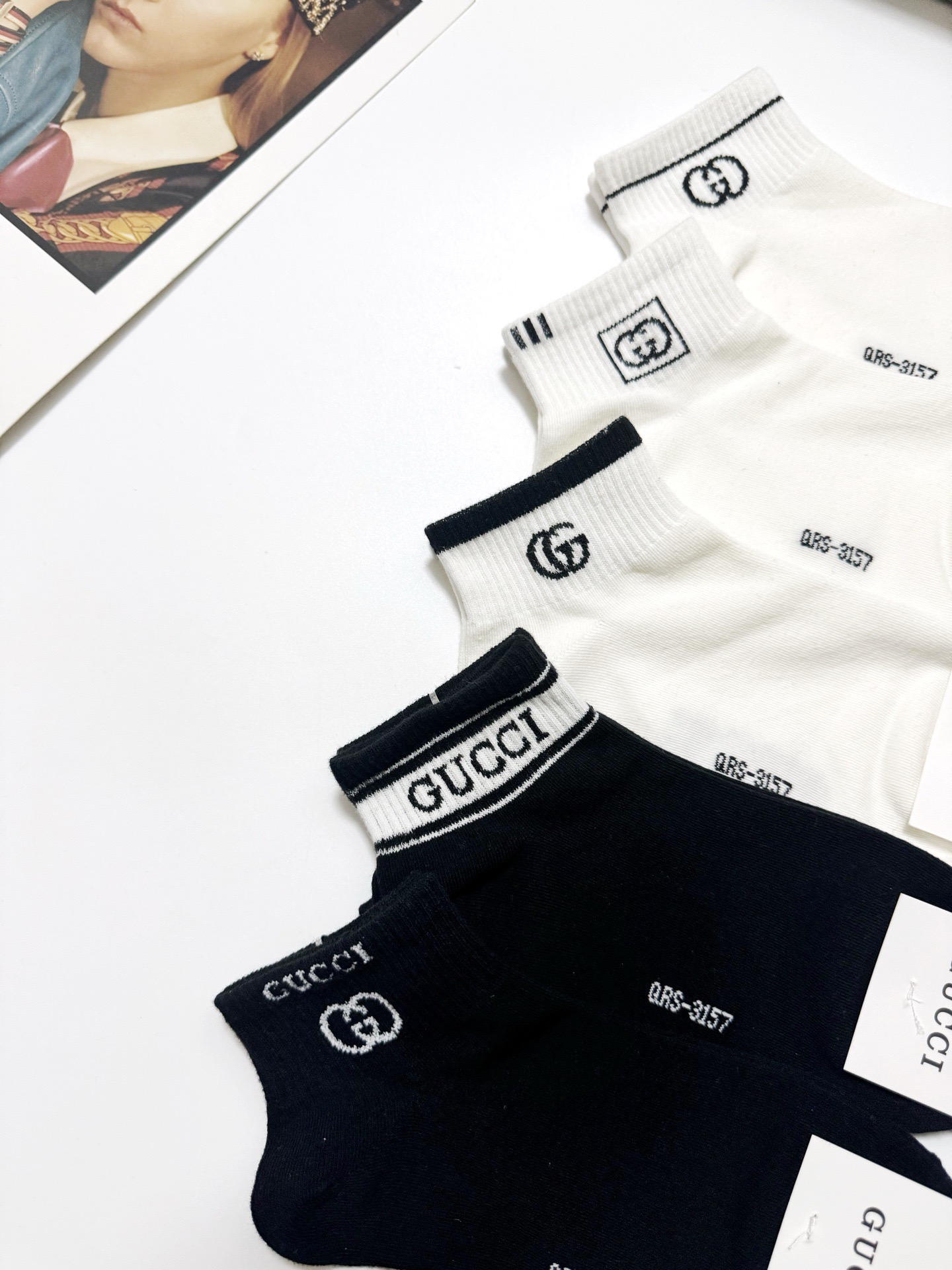  配包装
🌟【一盒5 双】
 🌟Gucci 古琦 经典字母logo 纯棉短袜 ，ins超火爆短袜，纯棉面