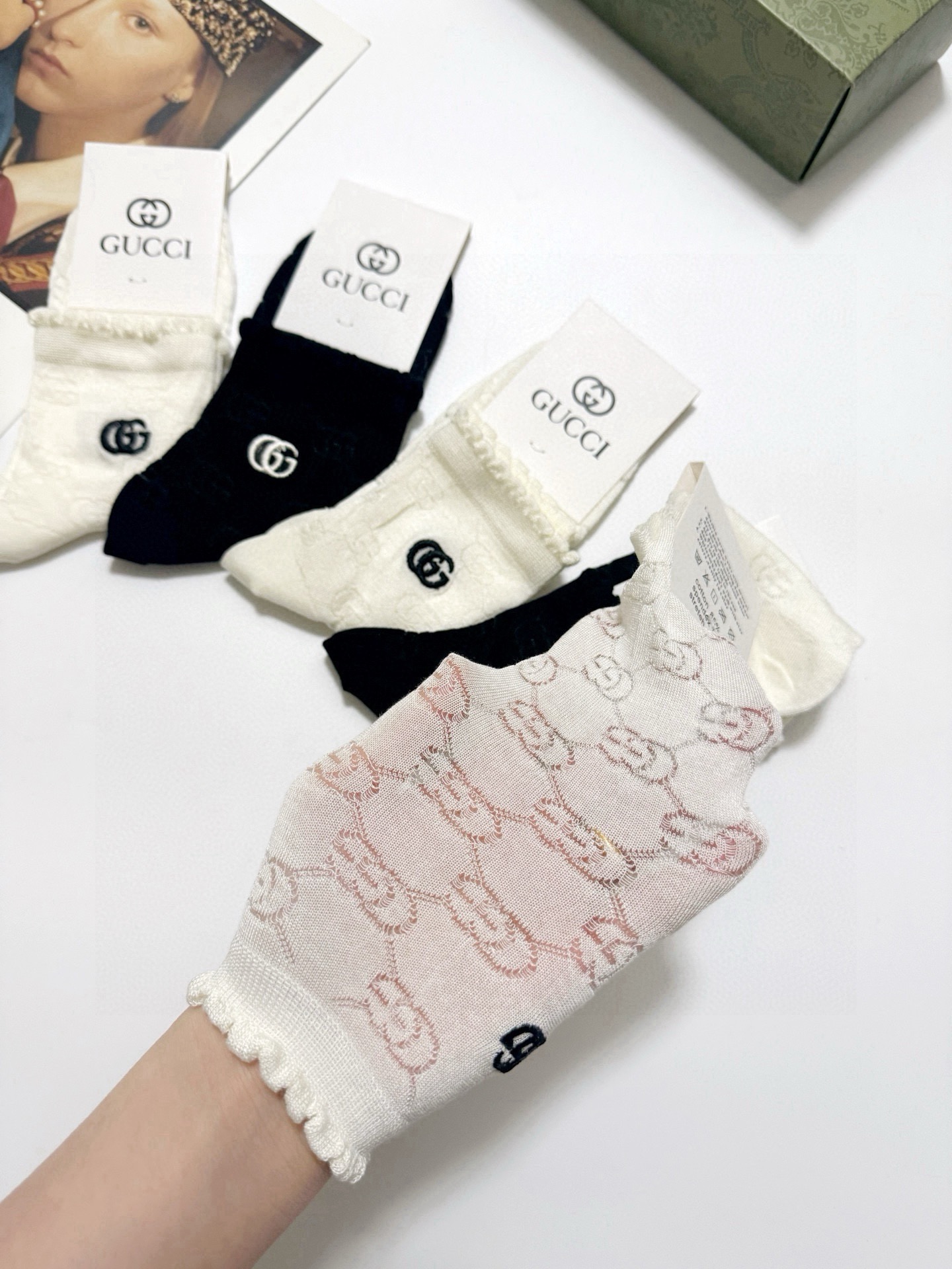  配包装
🌟【一盒5双】
🌟Gucci 古琦 经典字母 logo 纯棉 中筒空调袜  ！超级软糯亲肤！
