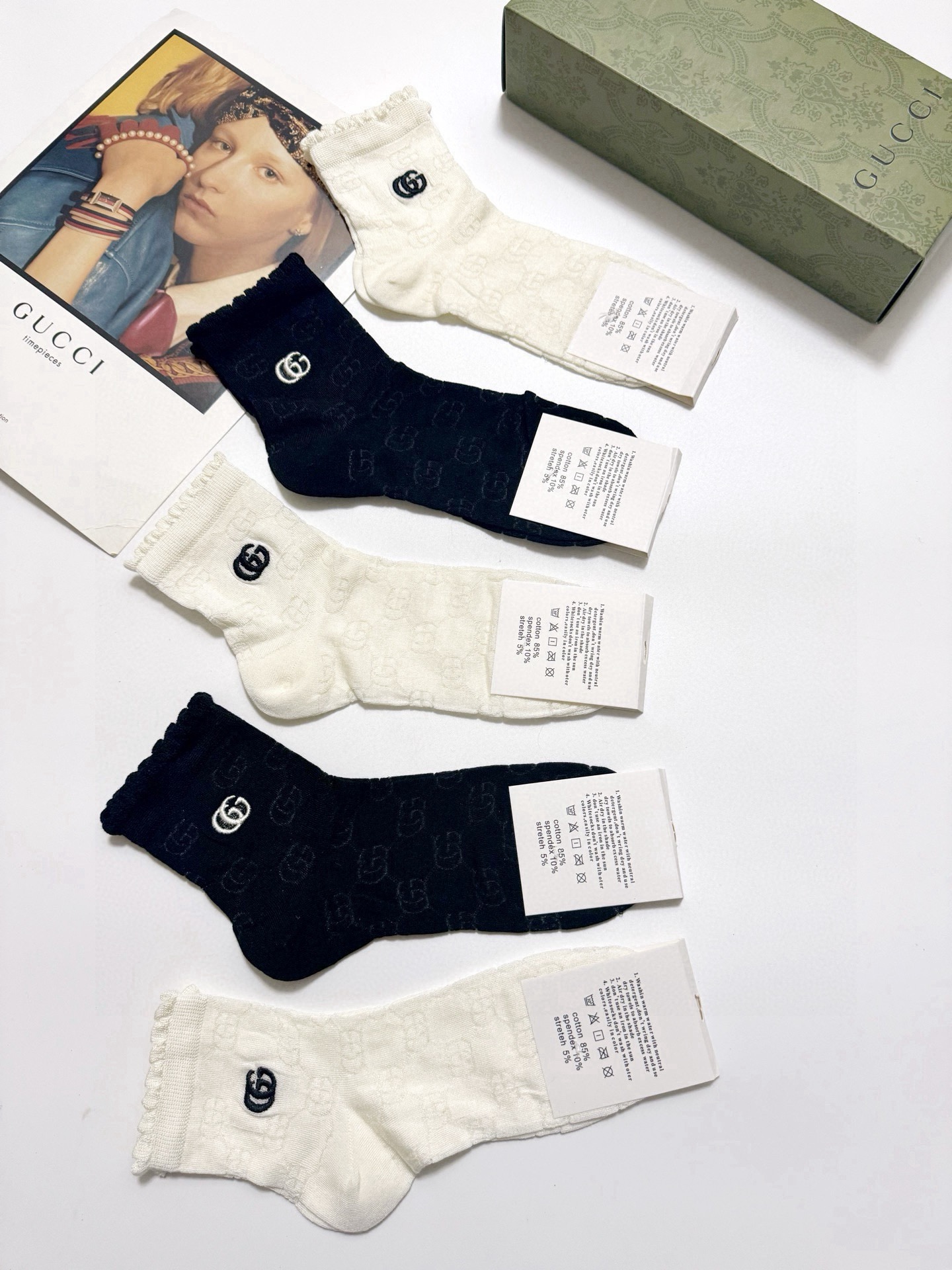  配包装
🌟【一盒5双】
🌟Gucci 古琦 经典字母 logo 纯棉 中筒空调袜  ！超级软糯亲肤！
