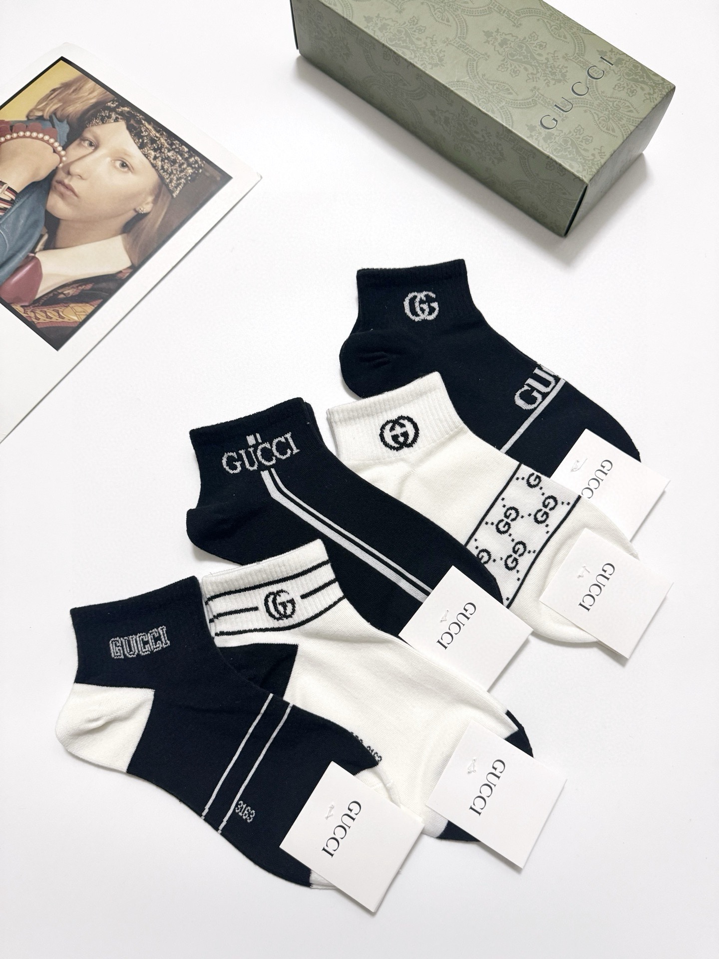  配包装
🌟【一盒5 双】
🌟Gucci 古琦 经典字母 logo 纯棉 短袜，船袜  ！超级软糯亲肤！