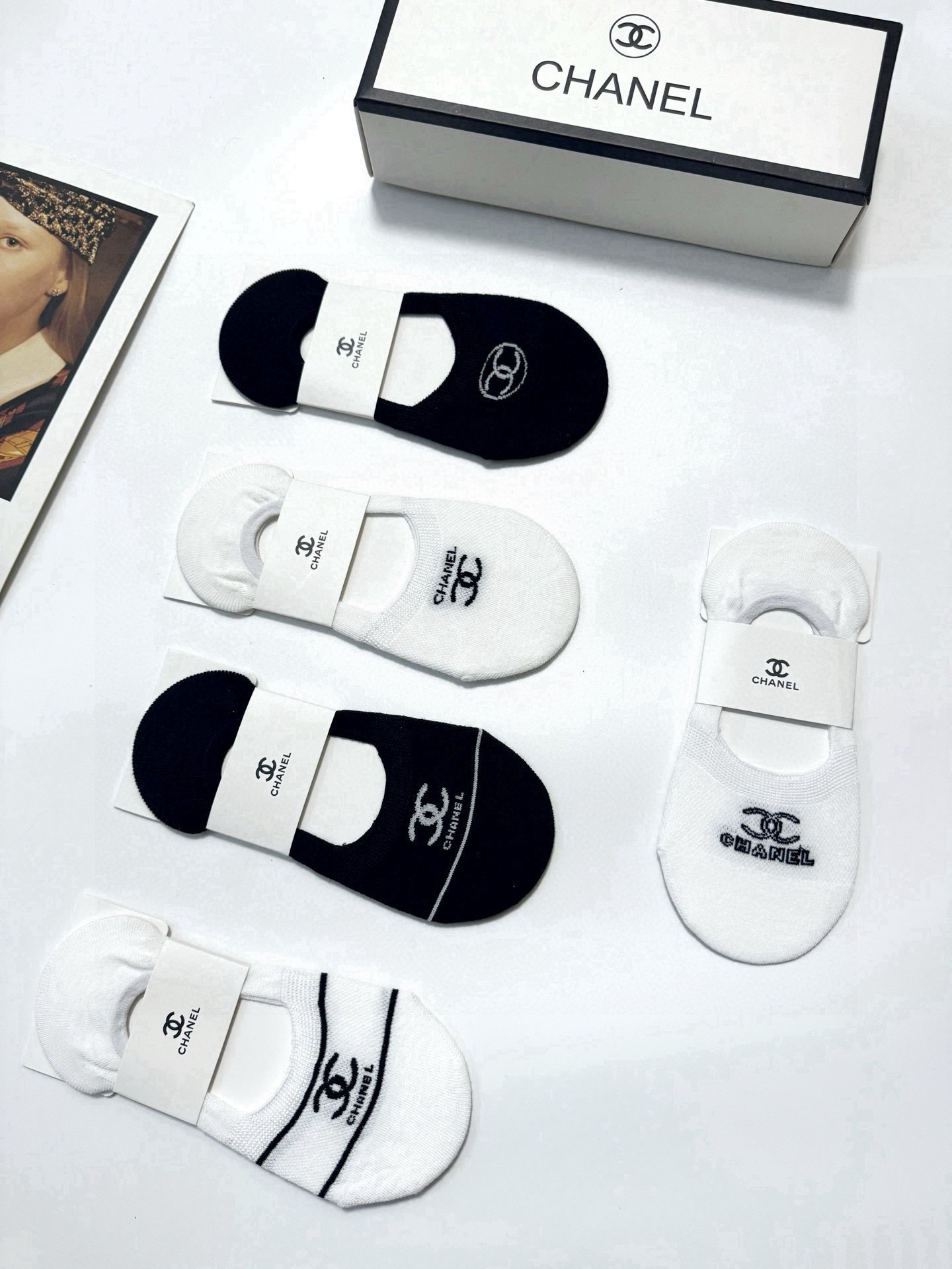  配包装
🌟【一盒5双】
 🌟Chanel 香奈儿 经典字母logo 纯棉船袜   ，ins超火爆空调袜