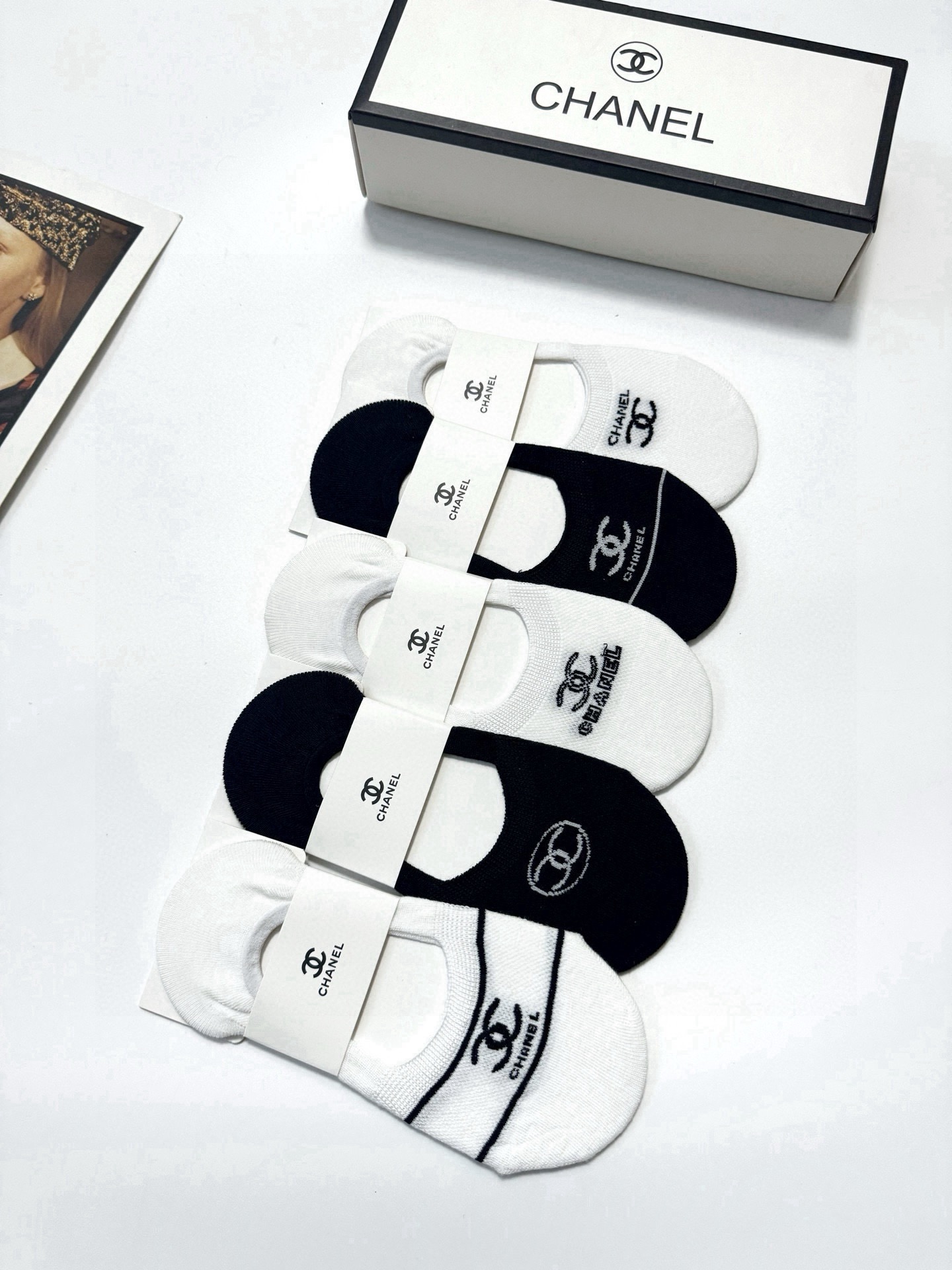  配包装
🌟【一盒5双】
 🌟Chanel 香奈儿 经典字母logo 纯棉船袜   ，ins超火爆空调袜