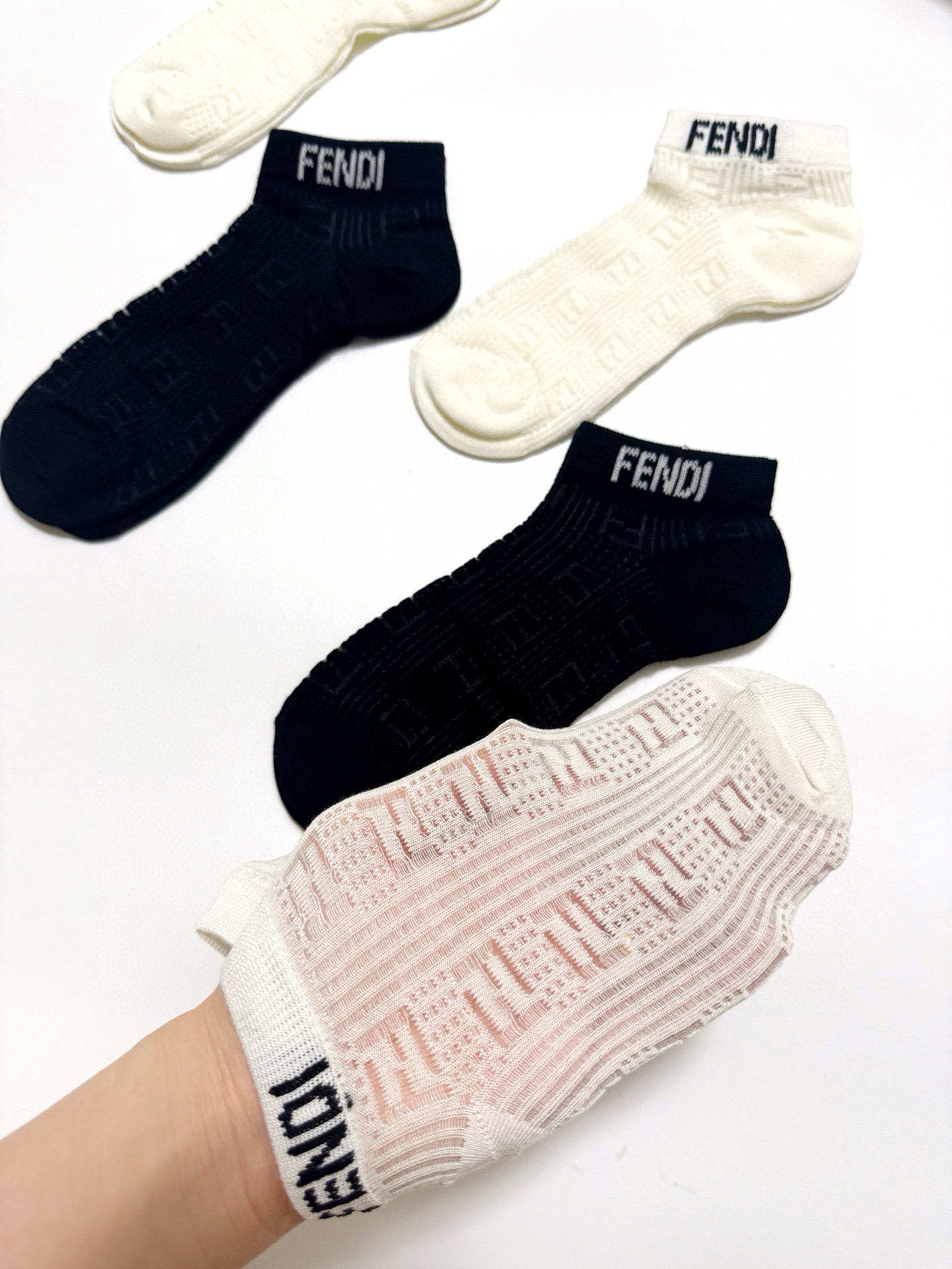  配包装
🌟【一盒5 双】
🌟Fendi 芬迪 经典字母 logo 纯棉 网眼透气船袜  ！超级软糯亲肤