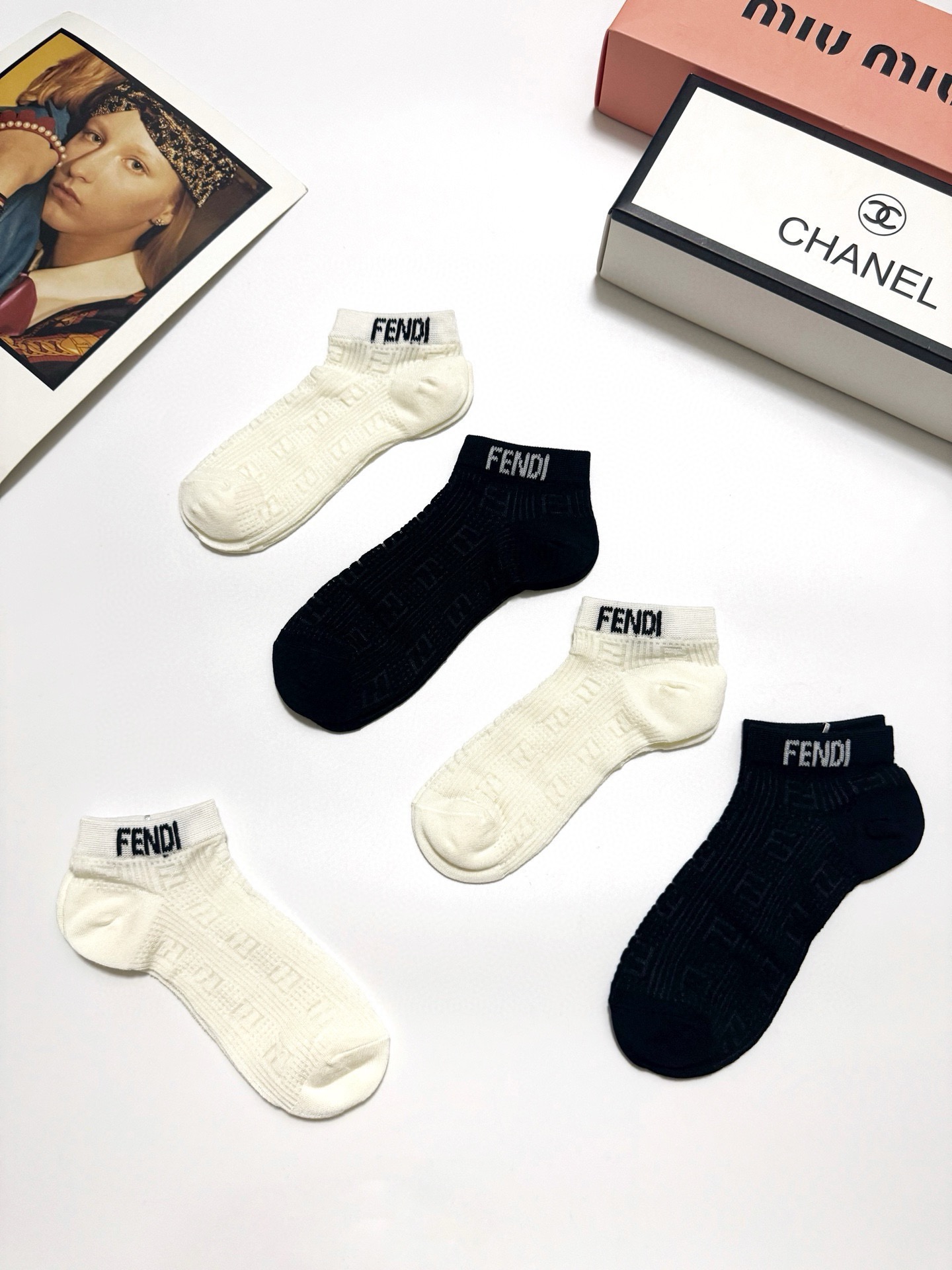  配包装
🌟【一盒5 双】
🌟Fendi 芬迪 经典字母 logo 纯棉 网眼透气船袜  ！超级软糯亲肤