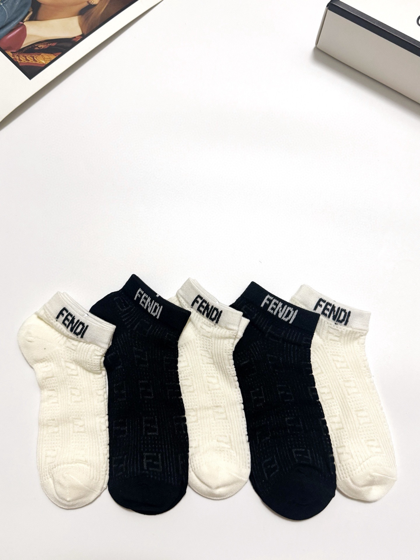  配包装
🌟【一盒5 双】
🌟Fendi 芬迪 经典字母 logo 纯棉 网眼透气船袜  ！超级软糯亲肤