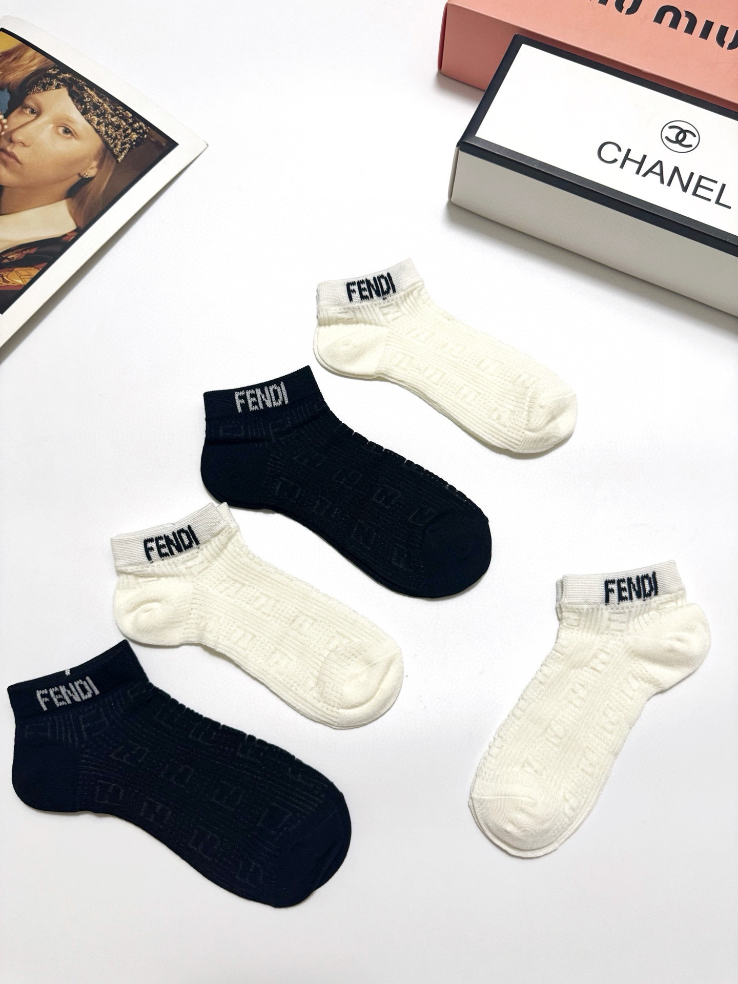  配包装
🌟【一盒5 双】
🌟Fendi 芬迪 经典字母 logo 纯棉 网眼透气船袜  ！超级软糯亲肤
