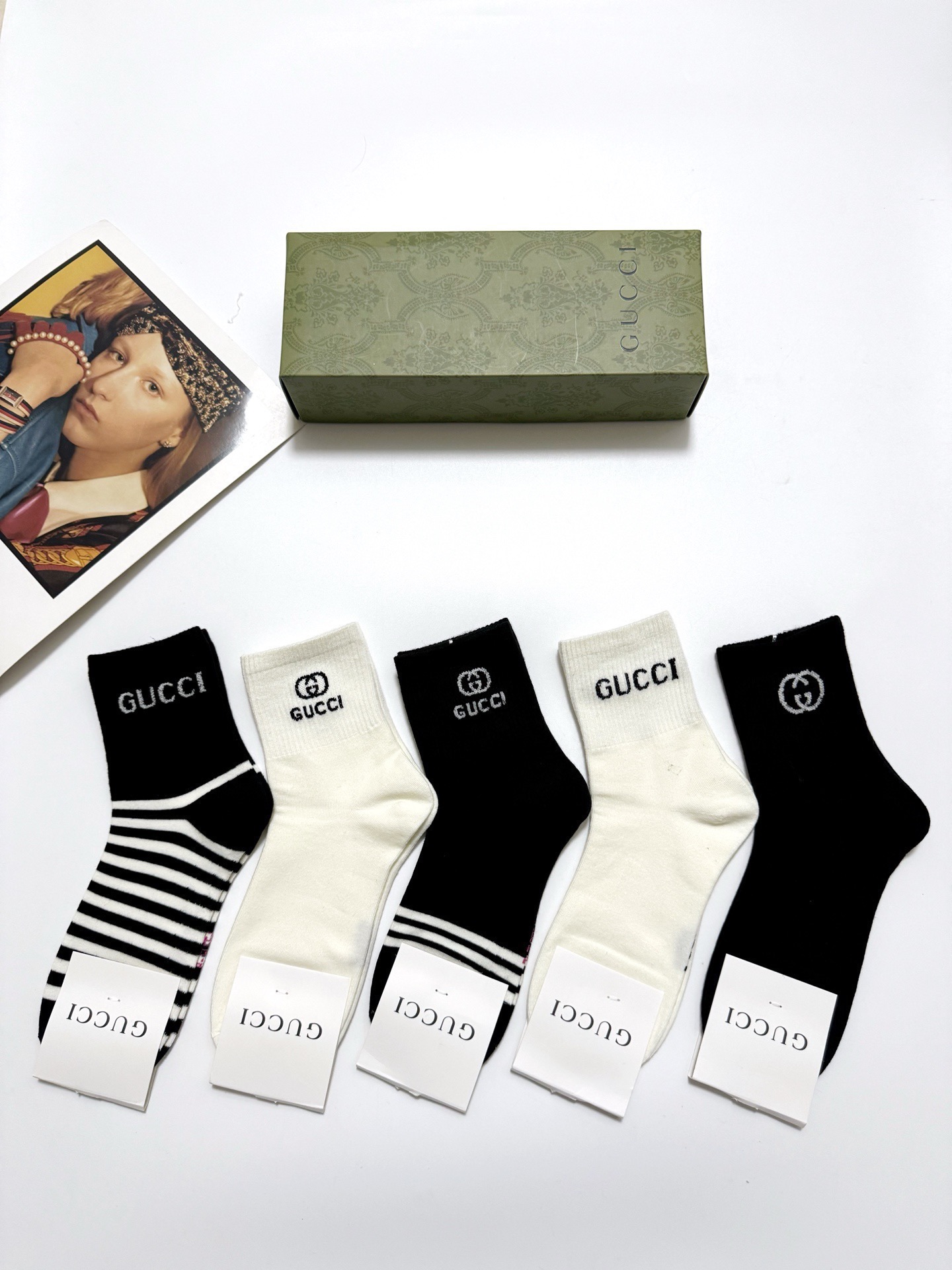  配包装
🌟【一盒5双】
 🌟Gucci 古琦经典字母logo纯棉 中筒袜  ins超火爆红人同款，精美