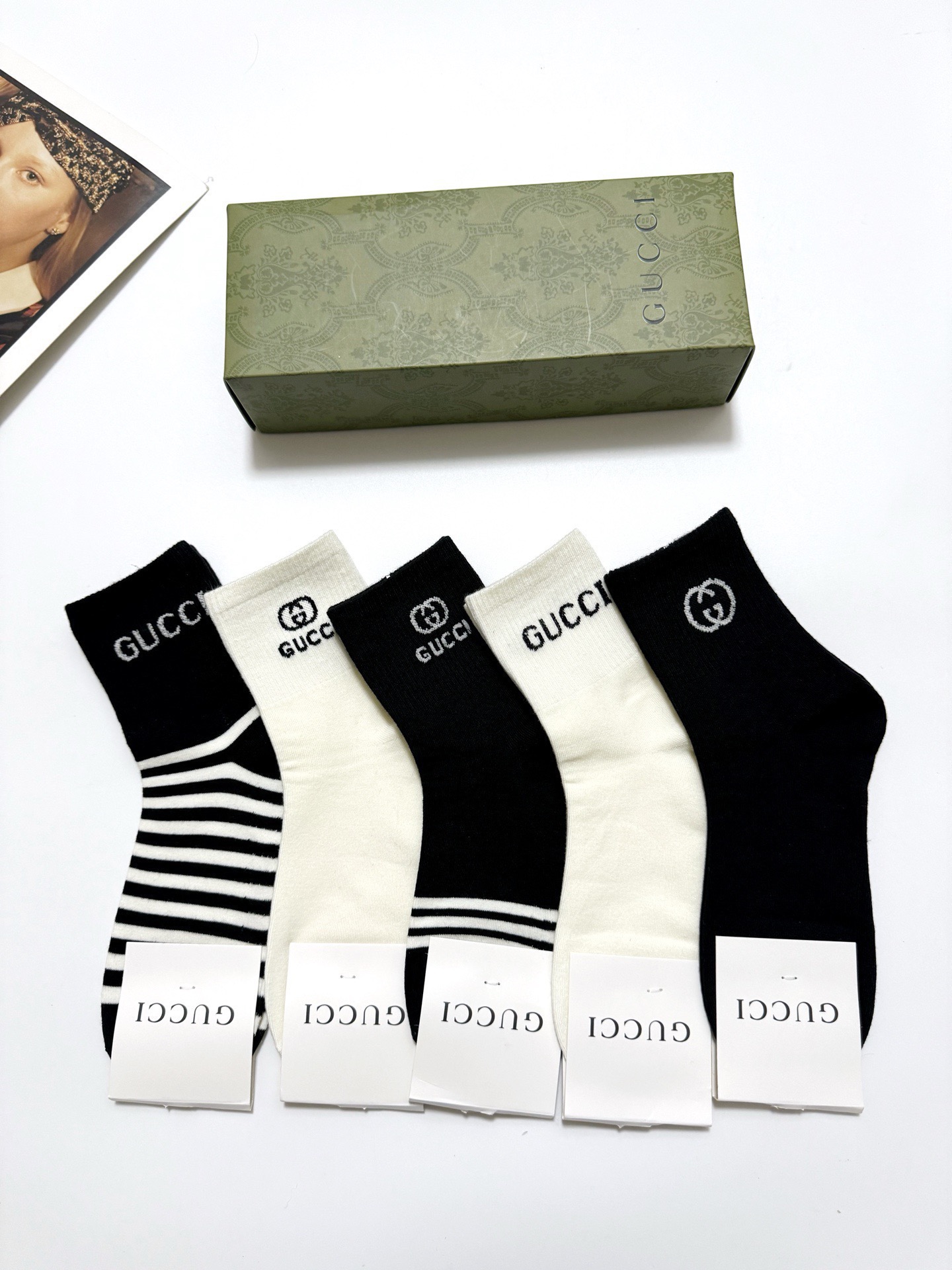  配包装
🌟【一盒5双】
 🌟Gucci 古琦经典字母logo纯棉 中筒袜  ins超火爆红人同款，精美
