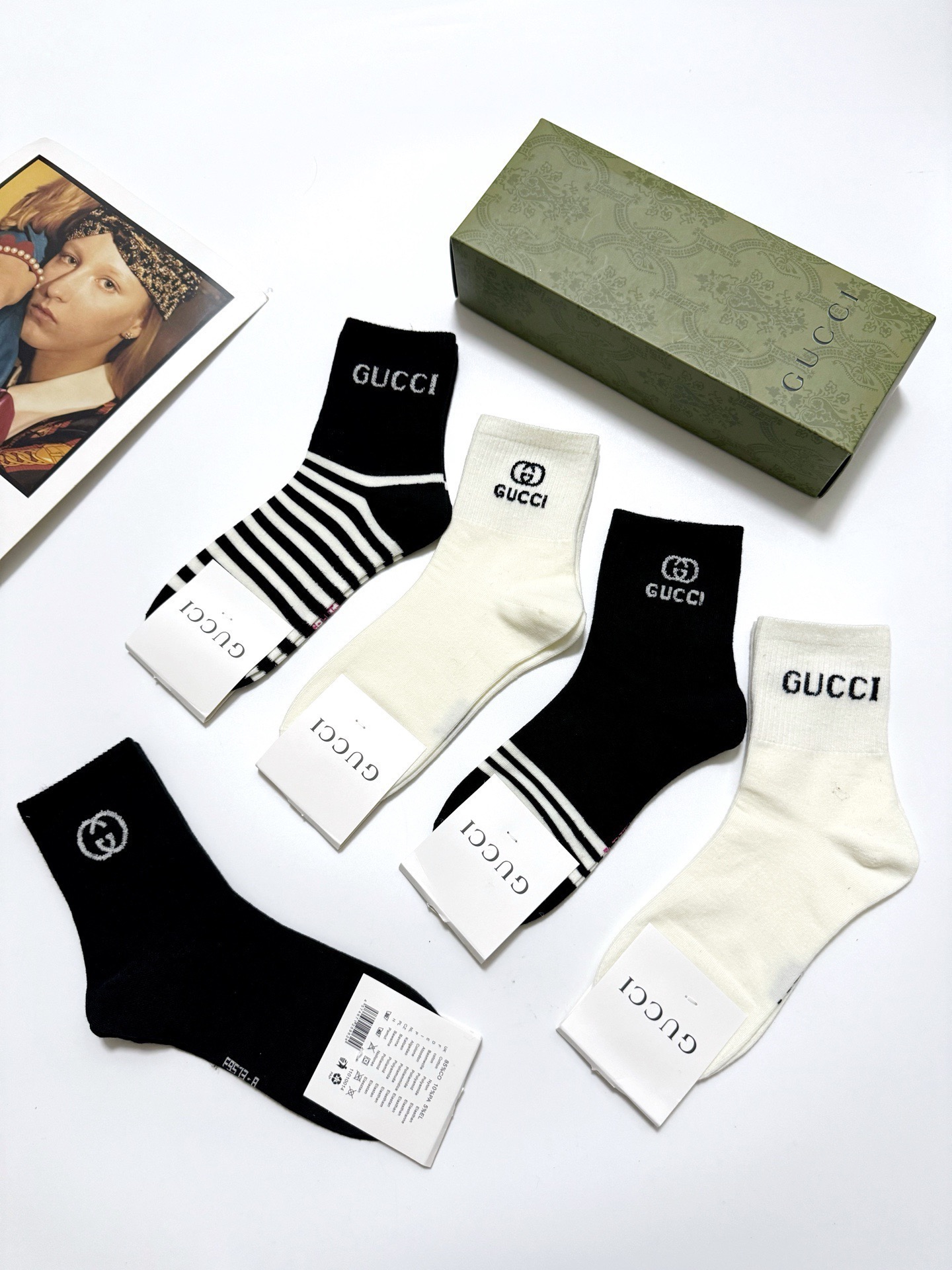  配包装
🌟【一盒5双】
 🌟Gucci 古琦经典字母logo纯棉 中筒袜  ins超火爆红人同款，精美