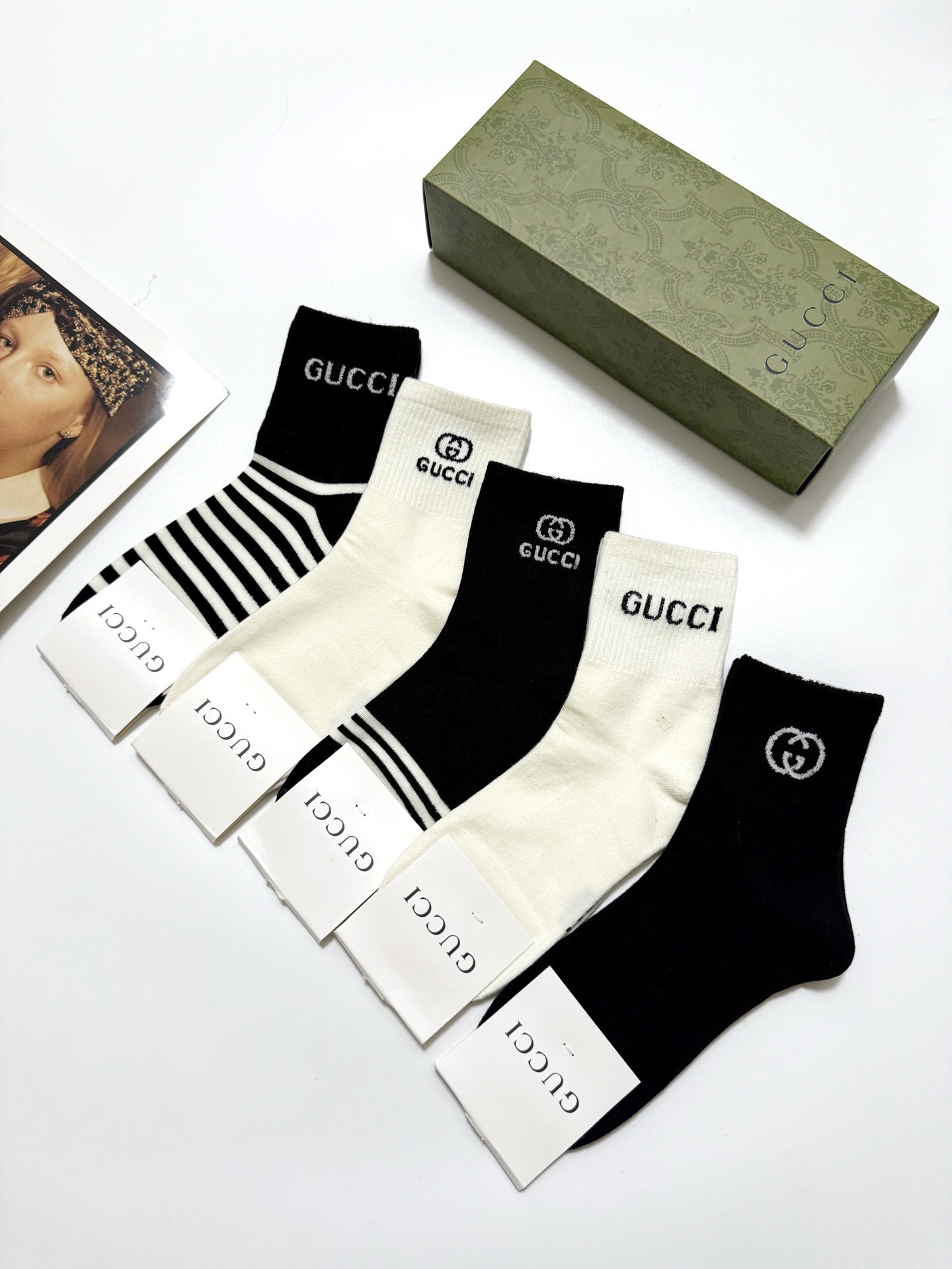  配包装
🌟【一盒5双】
 🌟Gucci 古琦经典字母logo纯棉 中筒袜  ins超火爆红人同款，精美