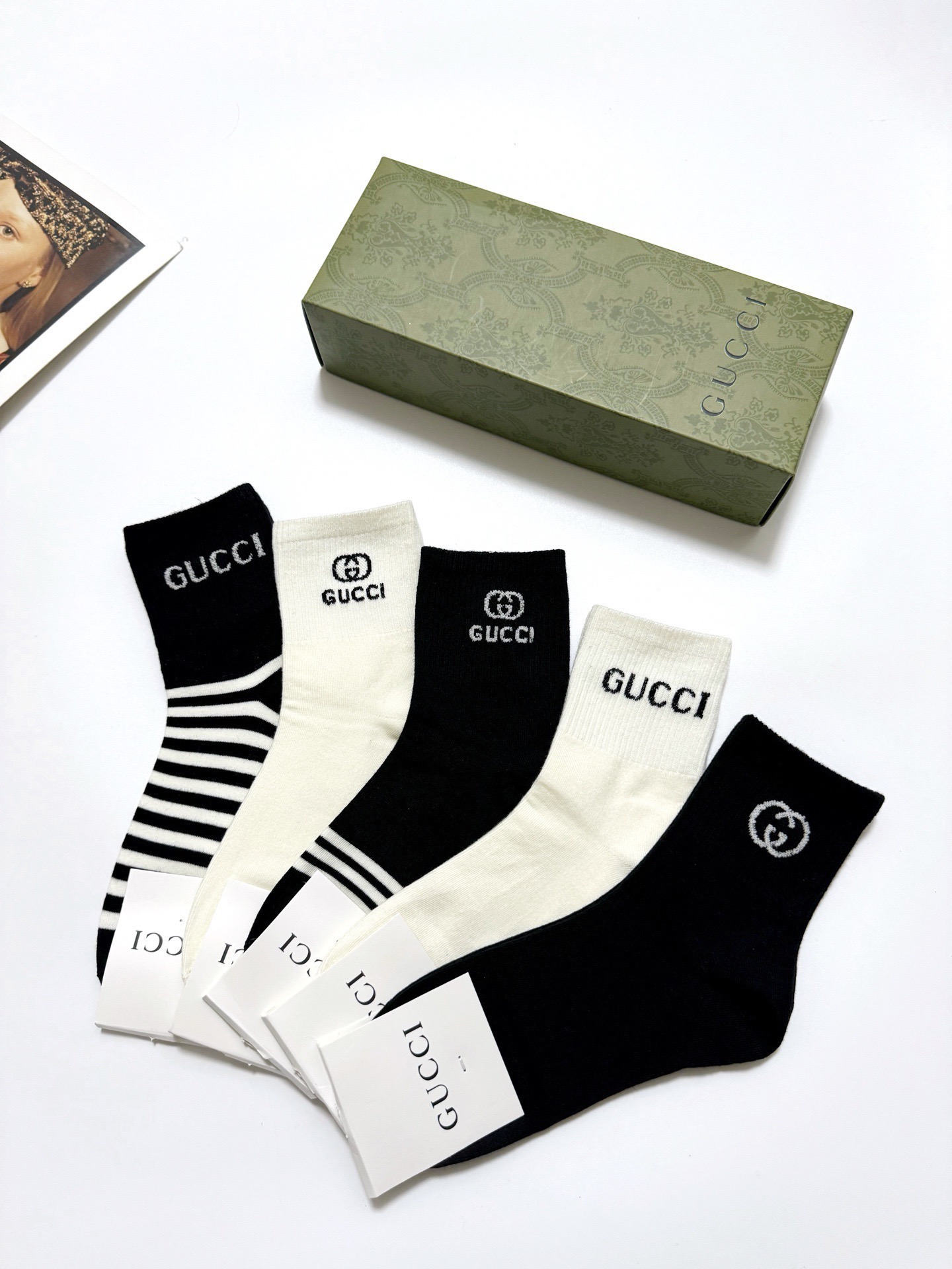  配包装
🌟【一盒5双】
 🌟Gucci 古琦经典字母logo纯棉 中筒袜  ins超火爆红人同款，精美