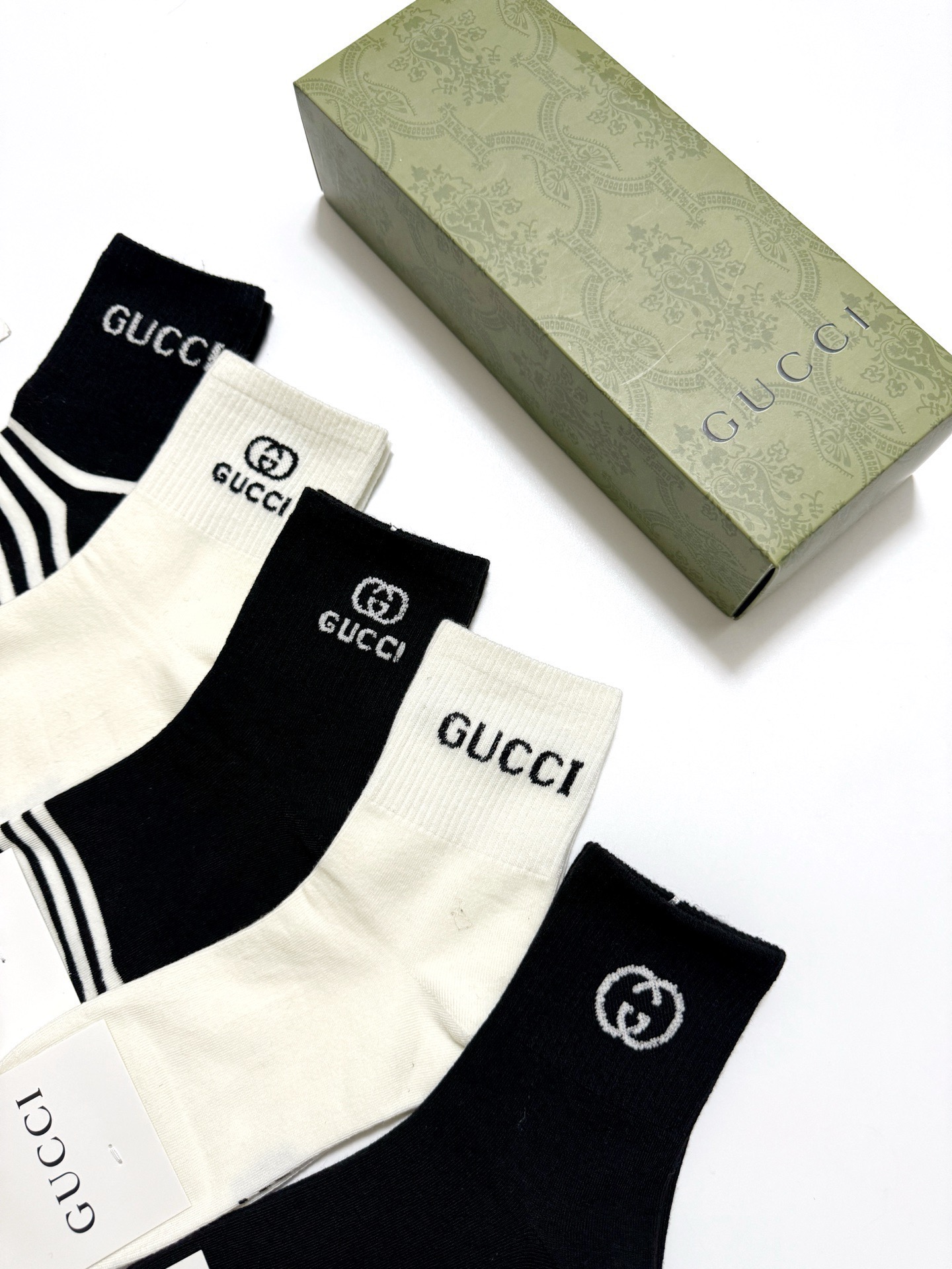  配包装
🌟【一盒5双】
 🌟Gucci 古琦经典字母logo纯棉 中筒袜  ins超火爆红人同款，精美